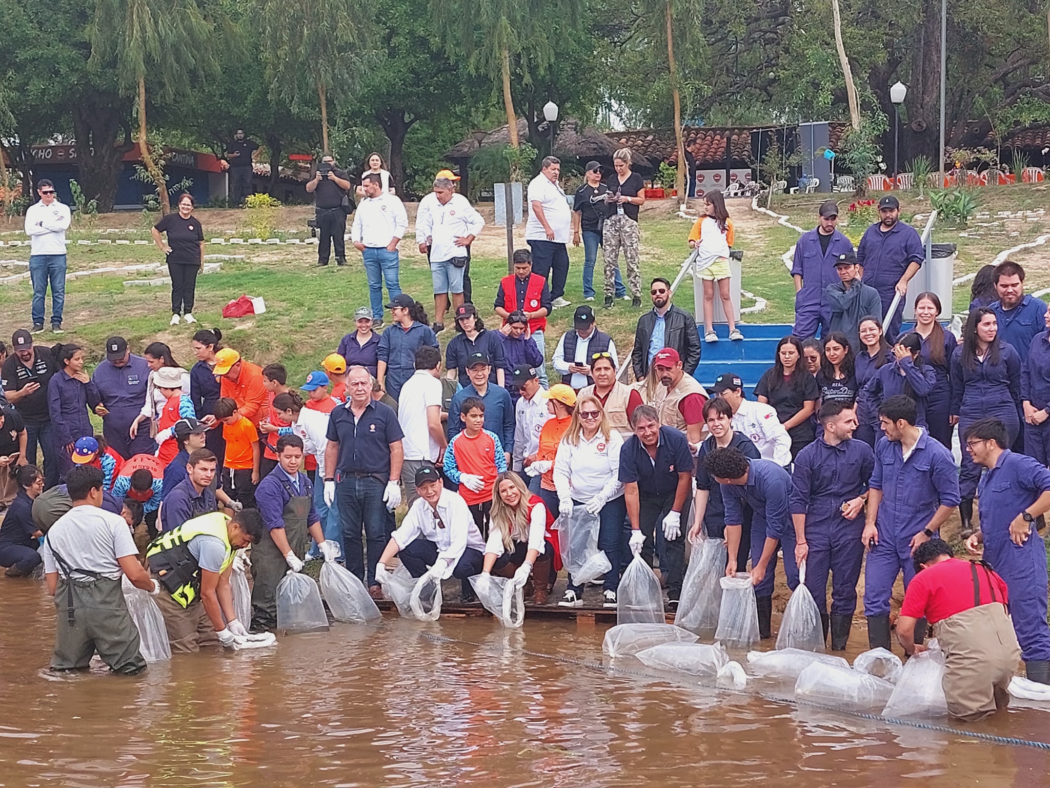 SIEMBRA ECOLÓGICA DE PECES NATIVOS EN CONMEMORACIÓN AL DÍA DEL PACÚ
