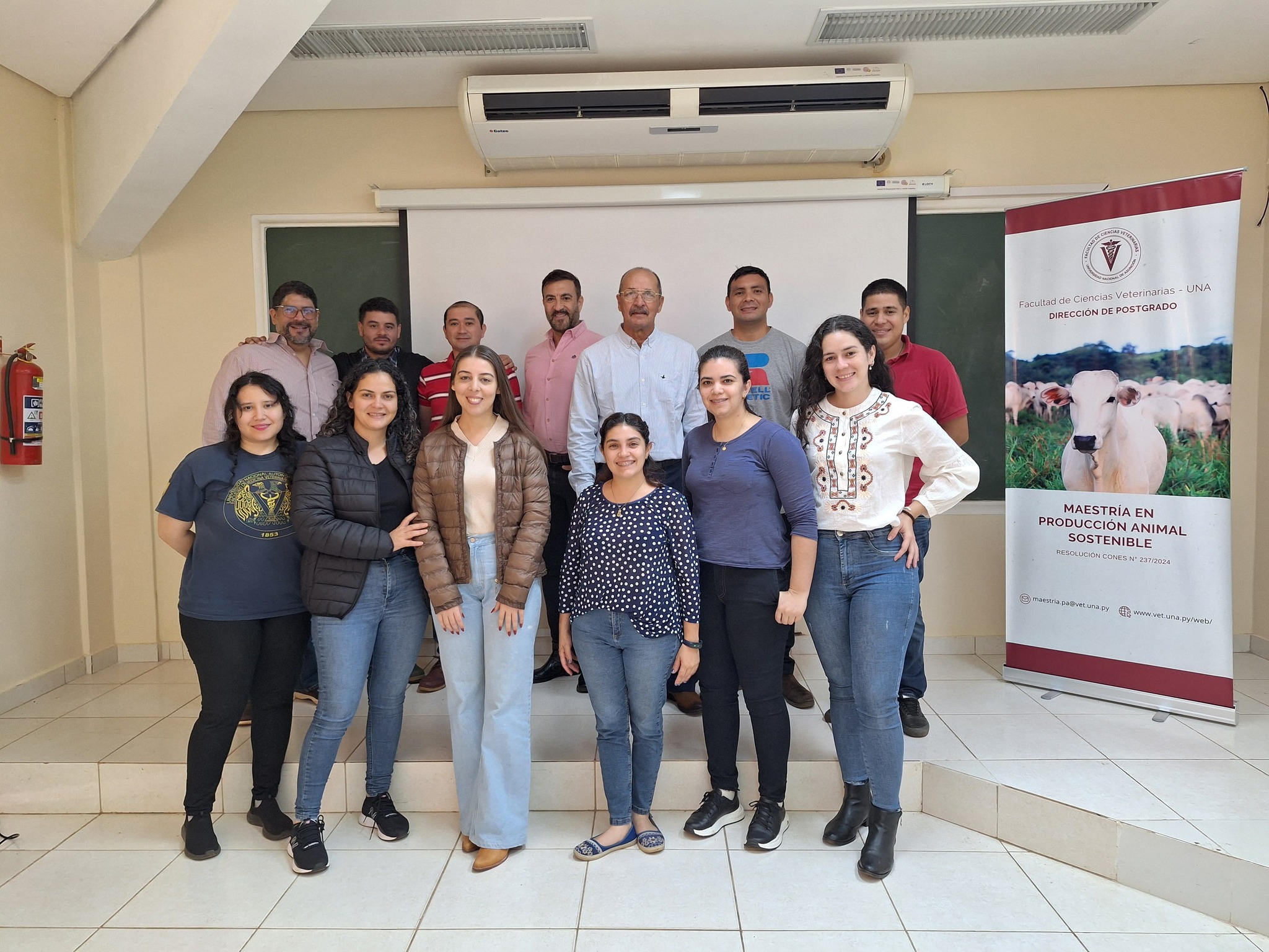 EL DR. ROBERTO CAJES BRINDÓ UNA CLASE ESPECIALIZADA EN LA FCV-UNA