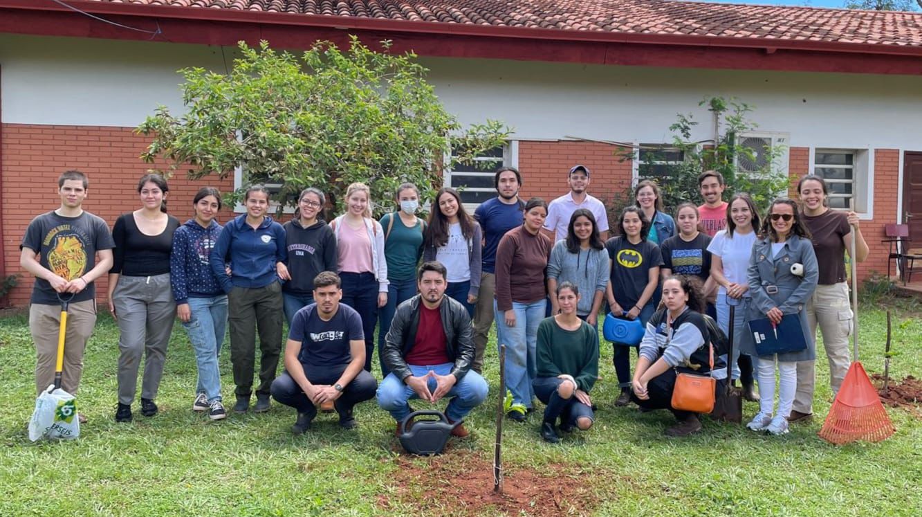 ESTUDIANTES Y DOCENTES IMPULSAN PROYECTO DE HERMOSEAMIENTO AMBIENTAL EN LA FCV UNA