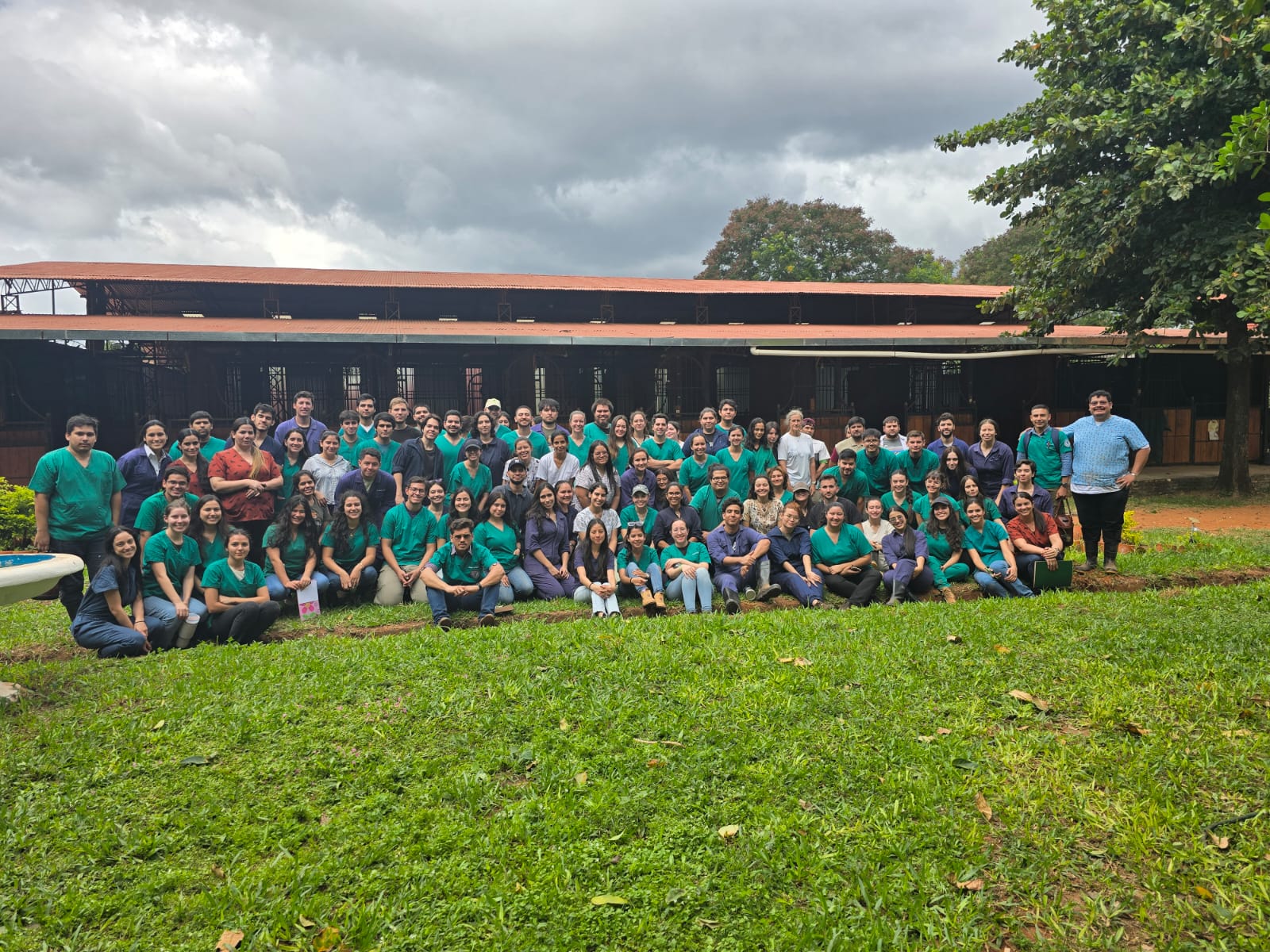ESTUDIANTES DEL 6° CURSO DE LA FCV-UNA REALIZARON SALIDA DE CAMPO AL HARAS CASTANHOLA