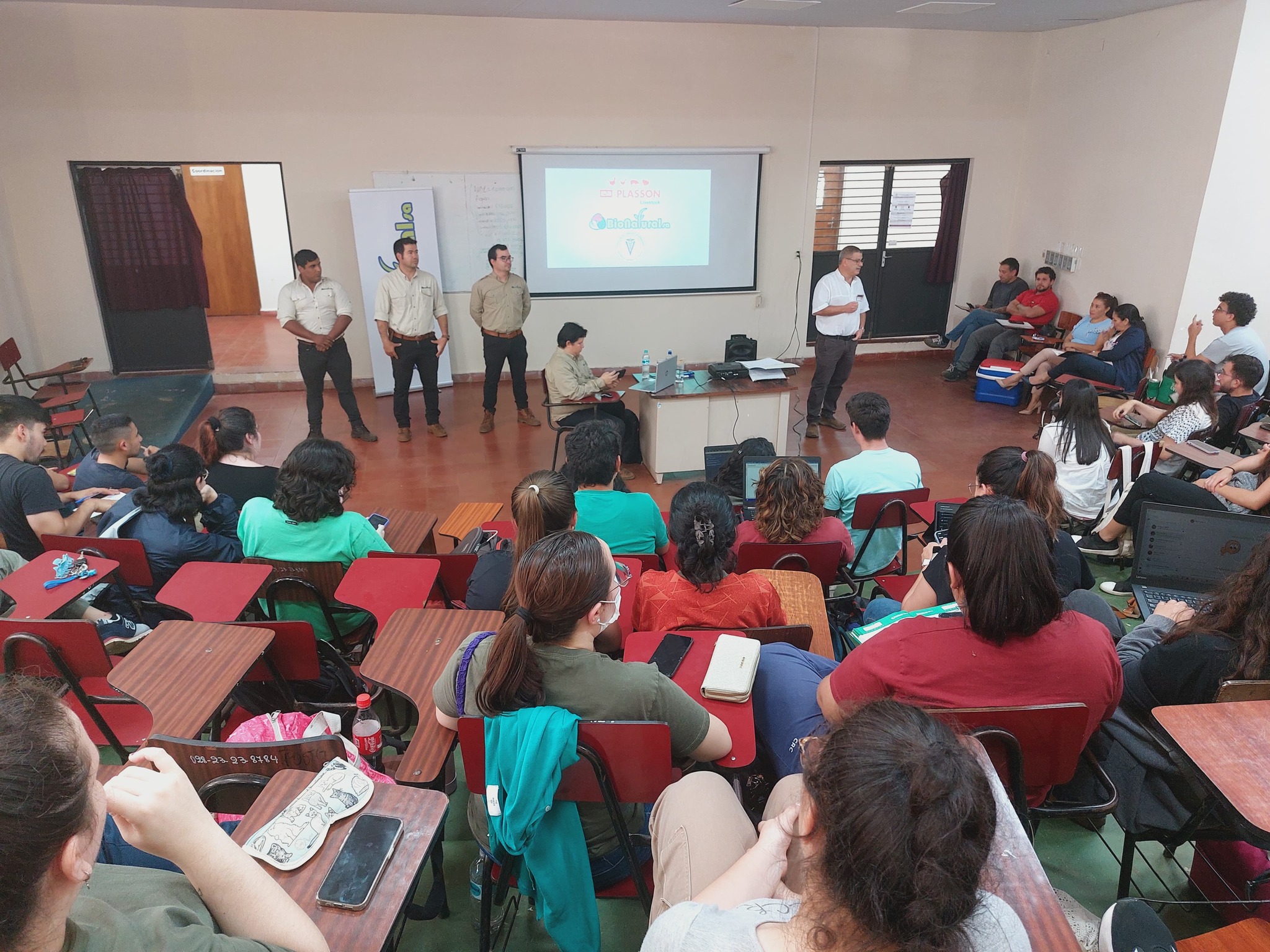 ESTUDIANTES DE LA FCV-UNA PARTICIPARON EN CLASE TEÓRICO-PRÁCTICA SOBRE TECNOLOGÍA AVÍCOLA