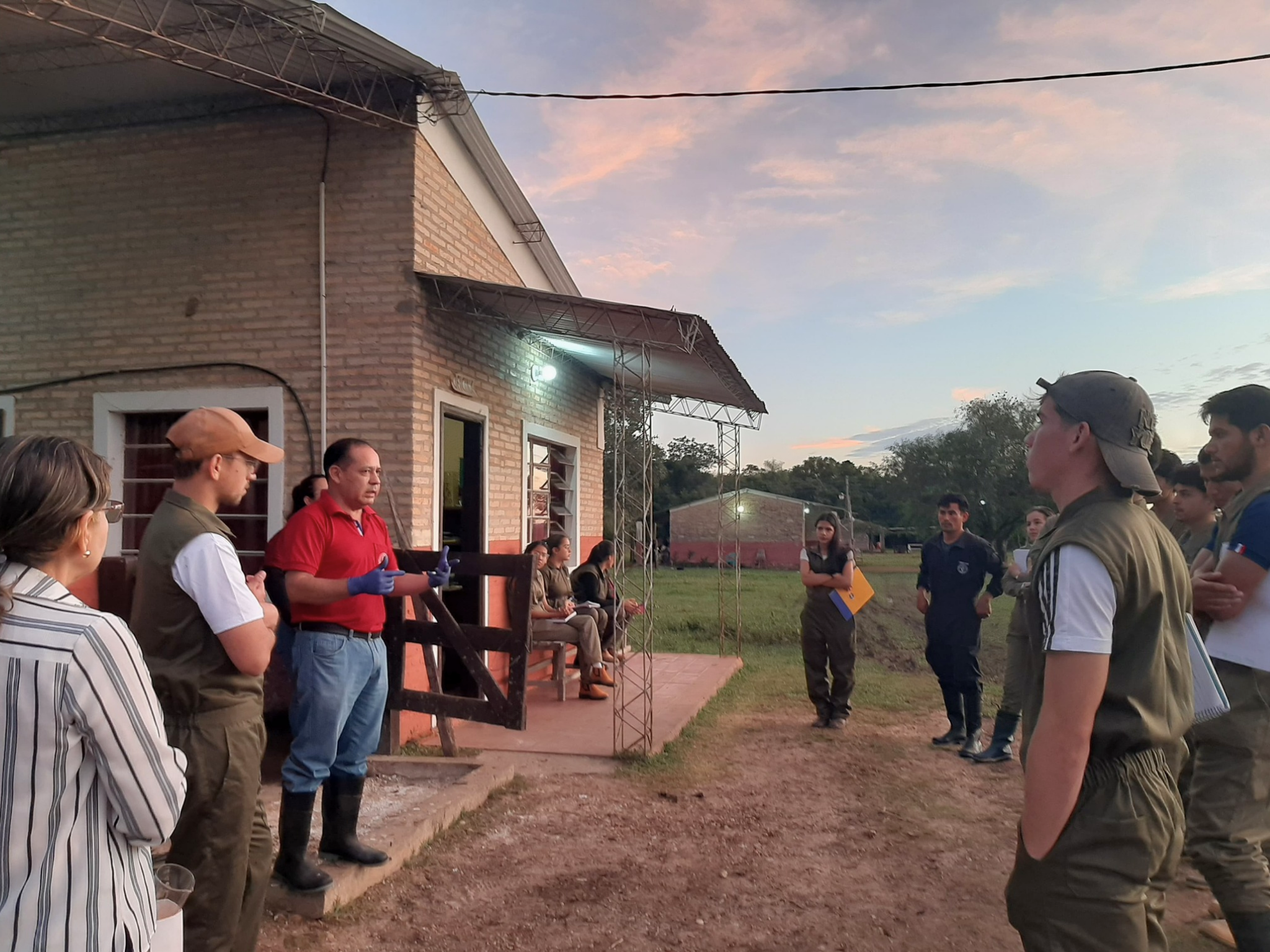 ESTUDIANTES DE LA FILIAL CONCEPCIÓN REALIZARON JORNADA PRÁCTICA DE ORDEÑE Y ANÁLISIS DE LECHE EN LA GRANJA DIDÁCTICA