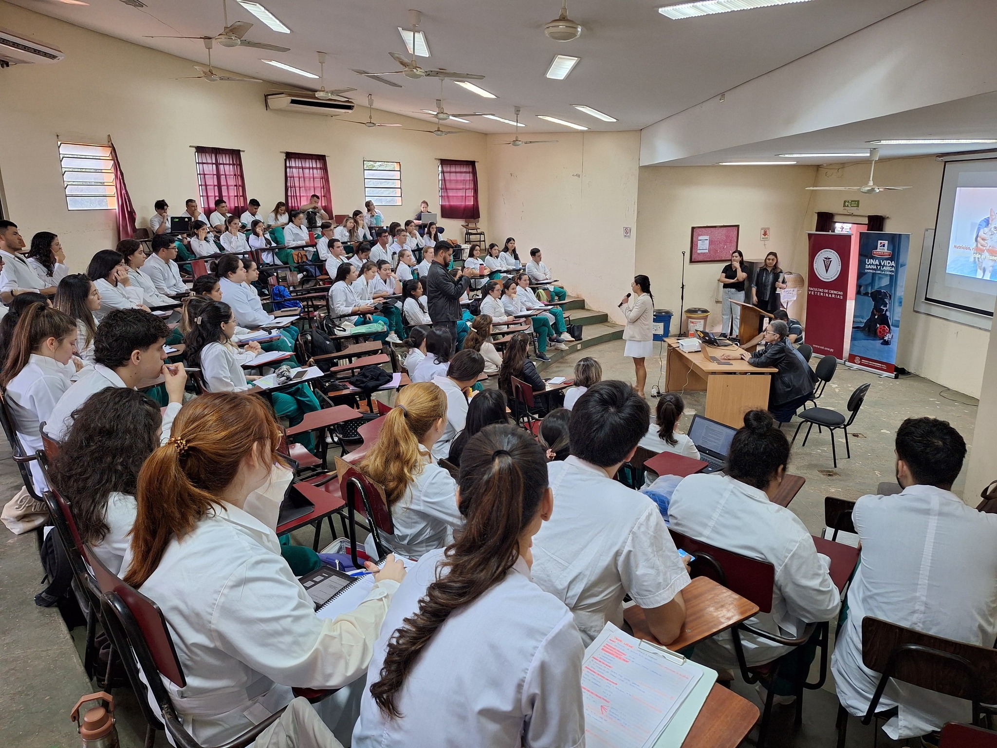 ESTUDIANTES DE LA FCV UNA SE ACTUALIZAN EN NUTRICIÓN Y NEFROLOGÍA VETERINARIA