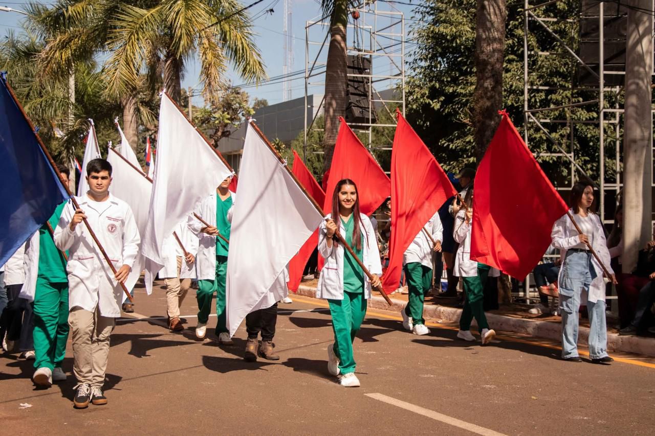 LA FCV UNA, FILIAL CAAZAPÁ, PARTICIPÓ DEL DESFILE EN CONMEMORACIÓN DE LOS 214 AÑOS DE INDEPENDENCIA PATRIA