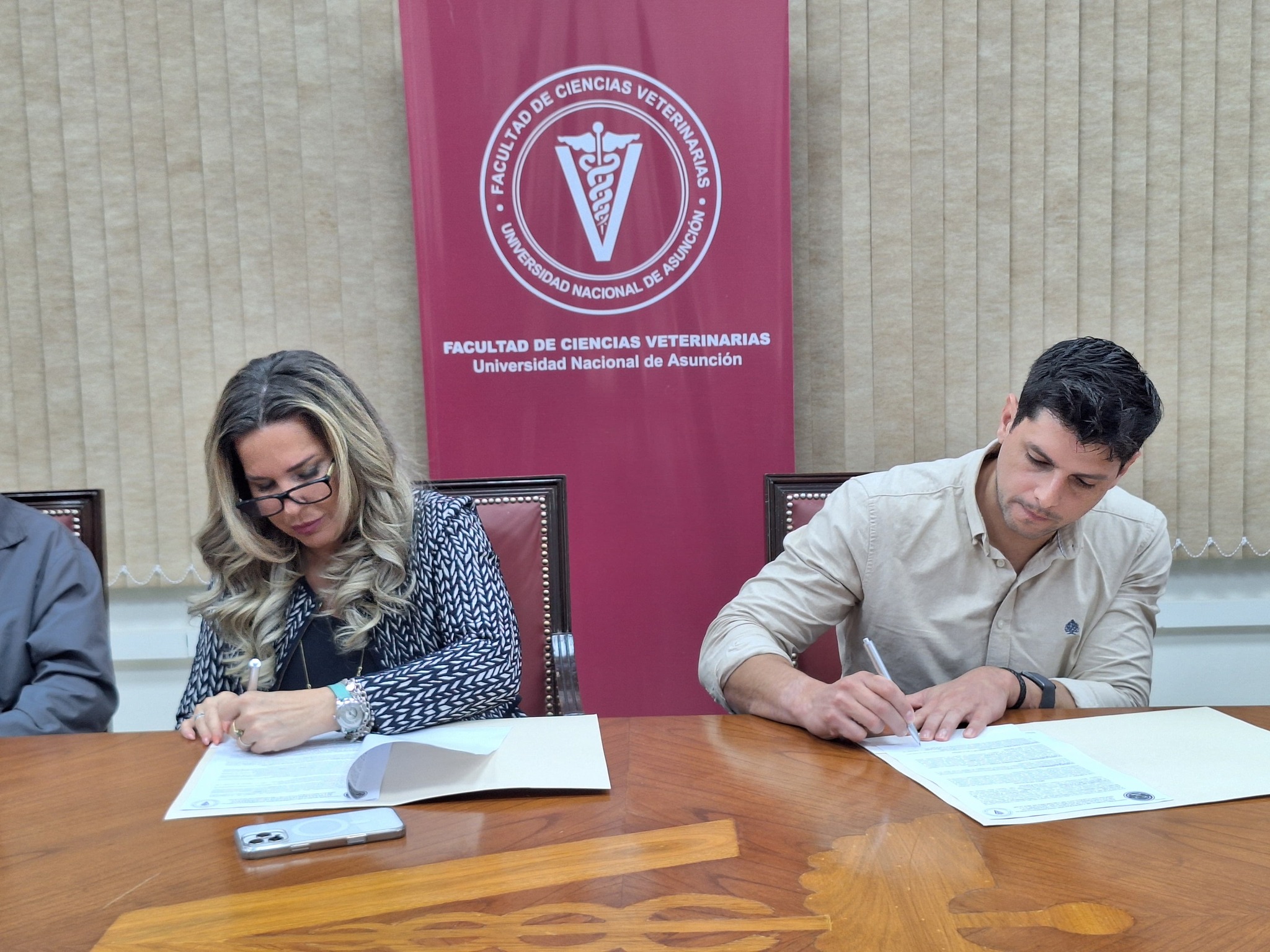 LA FCV UNA Y LA ASOCIACIÓN PARAGUAYA DE CRIADORES DE BÚFALOS FIRMAN CONVENIO DE COOPERACIÓN INTERINSTITUCIONAL