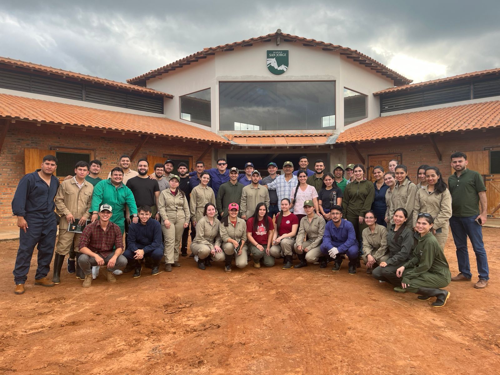 ESTUDIANTES DE LA FCV UNA, FILIAL SAN ESTANISLAO, REALIZARON SALIDA DE CAMPO AL HARAS SAN JORGE
