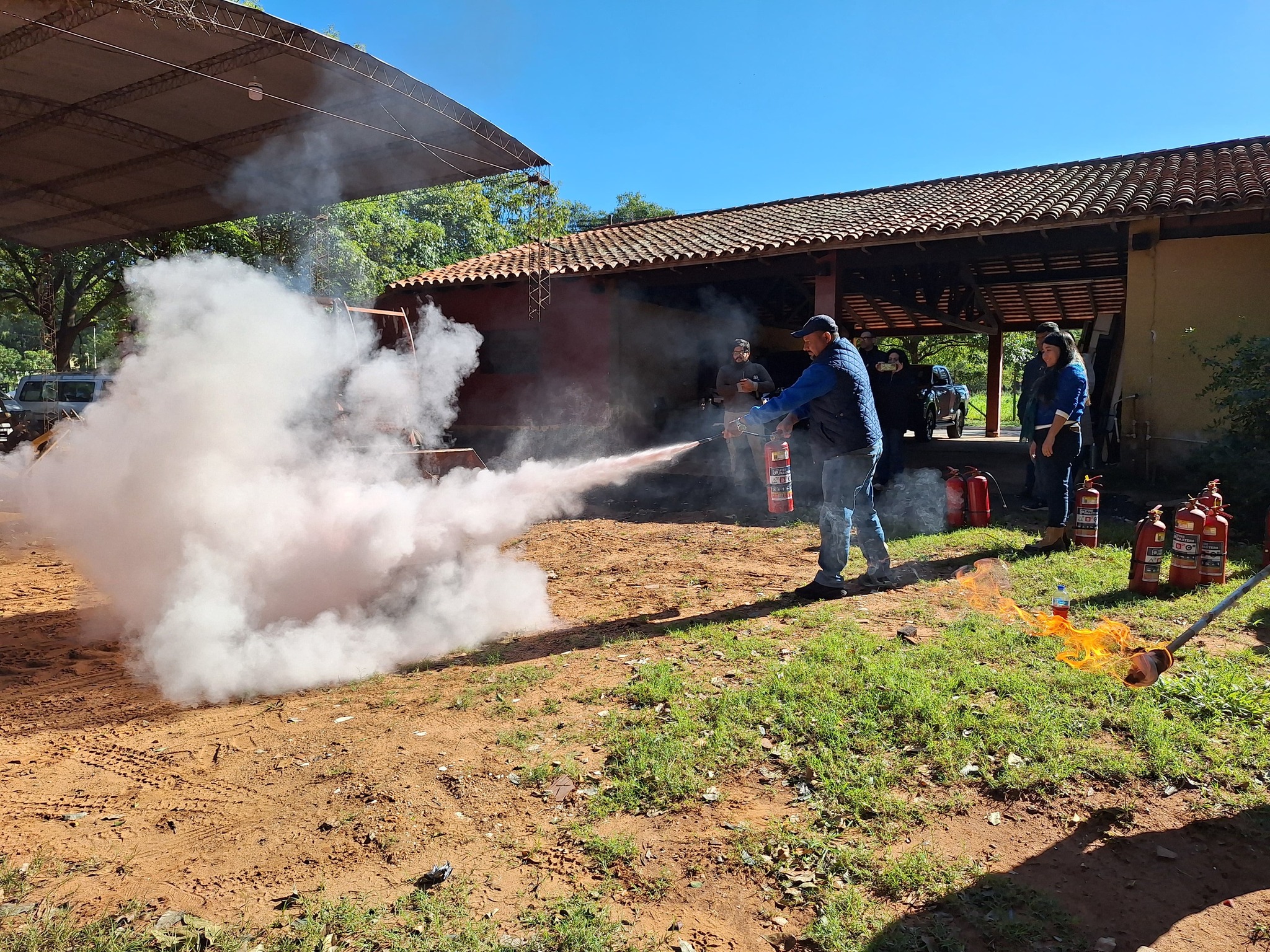 REALIZAN TALLER PRÁCTICO SOBRE MANEJO DE EXTINTORES EN LA FCV UNA
