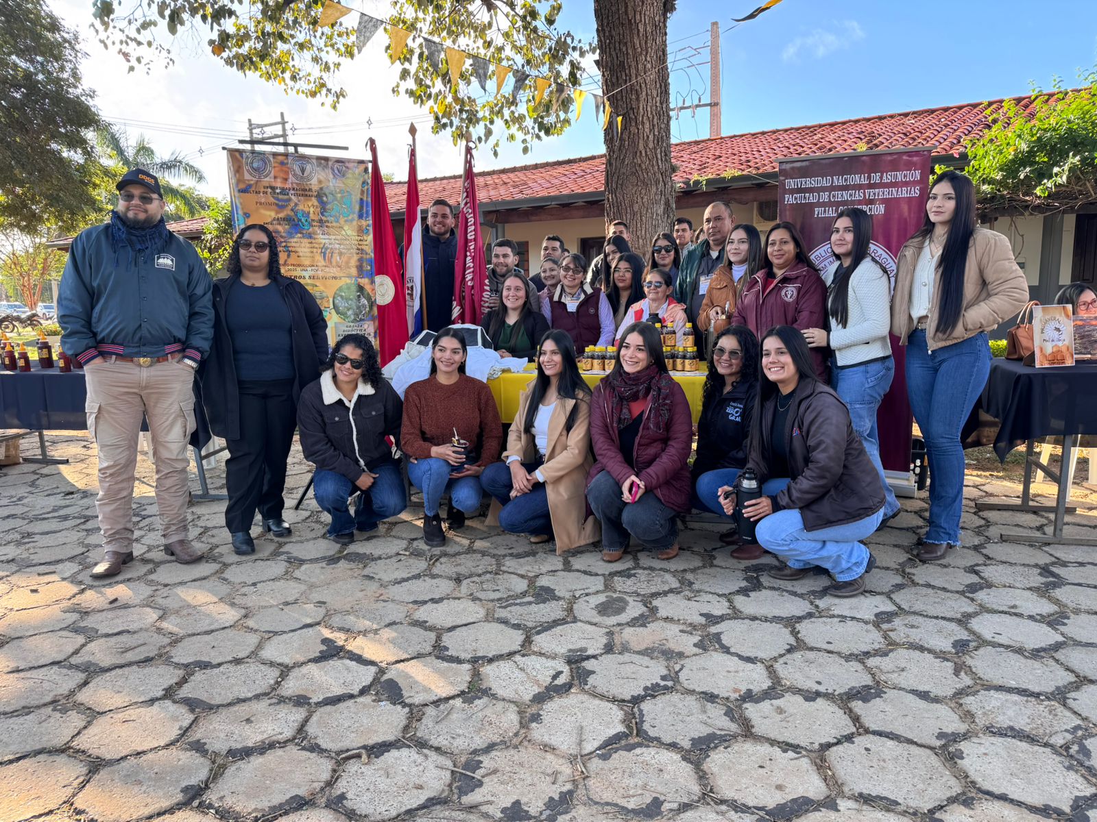 DOCENTES Y ESTUDIANTES DE LA FCV UNA PARTICIPARON EN LA FERIA DE APICULTORES EN CONCEPCIÓN