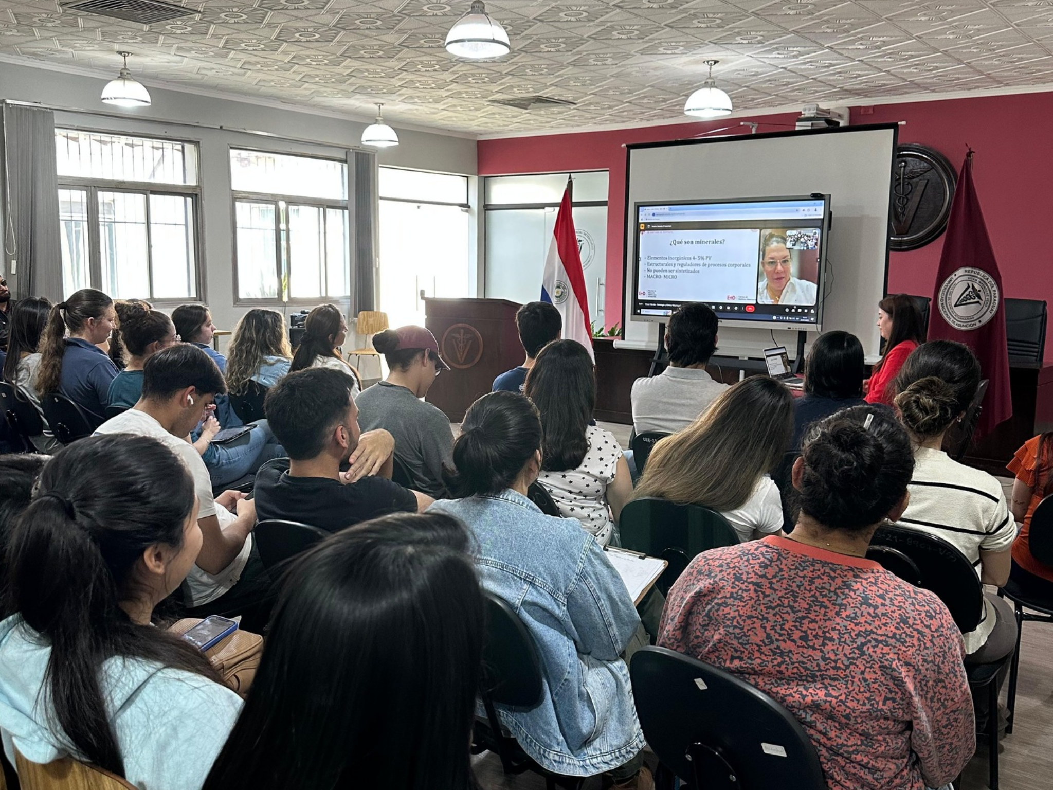 ESTUDIANTES DE LA FCV UNA  ASISTEN A CLASE ESPEJO SOBRE ELEMENTOS MINERALES EN BOVINOS