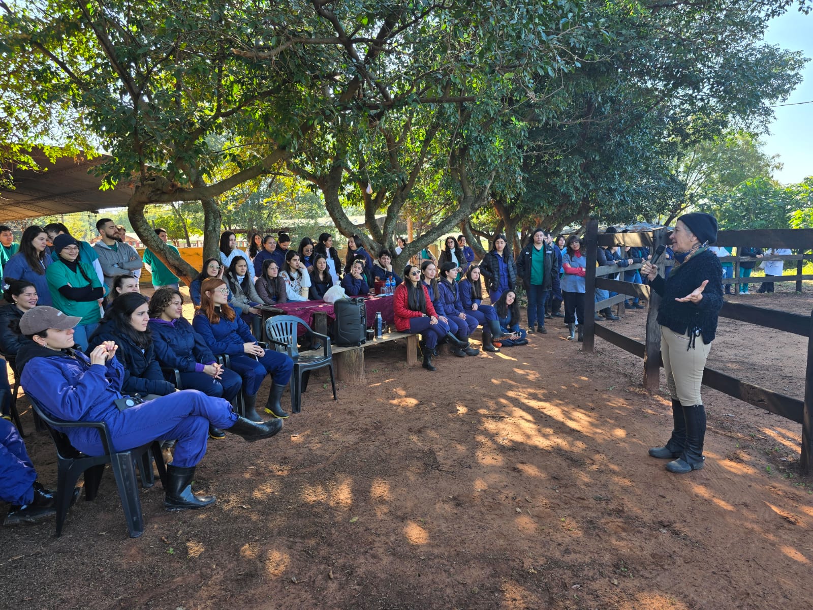 ESTUDIANTES DE LA FCV UNA PARTICIPARON EN TALLER SOBRE EQUINOTERAPIA