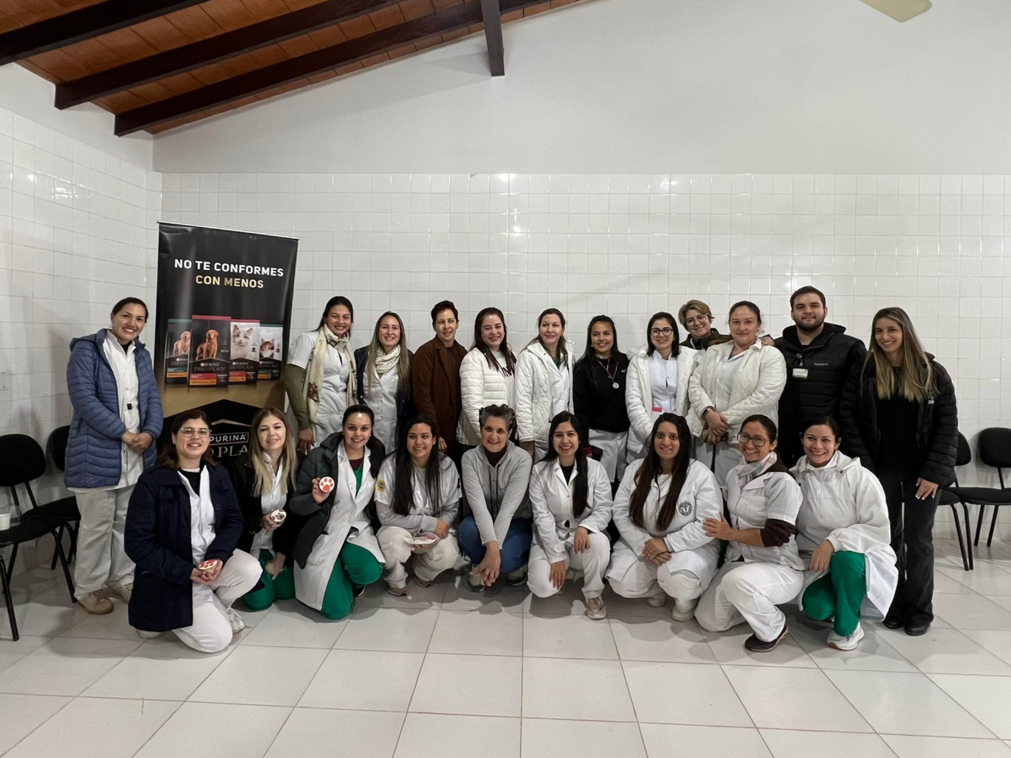 NESTLÉ CELEBRA EL DÍA DEL VETERINARIO CON UN AGASAJO A LOS PROFESIONALES DEL HOSPITAL VETERINARIO DE LA FCV-UNA