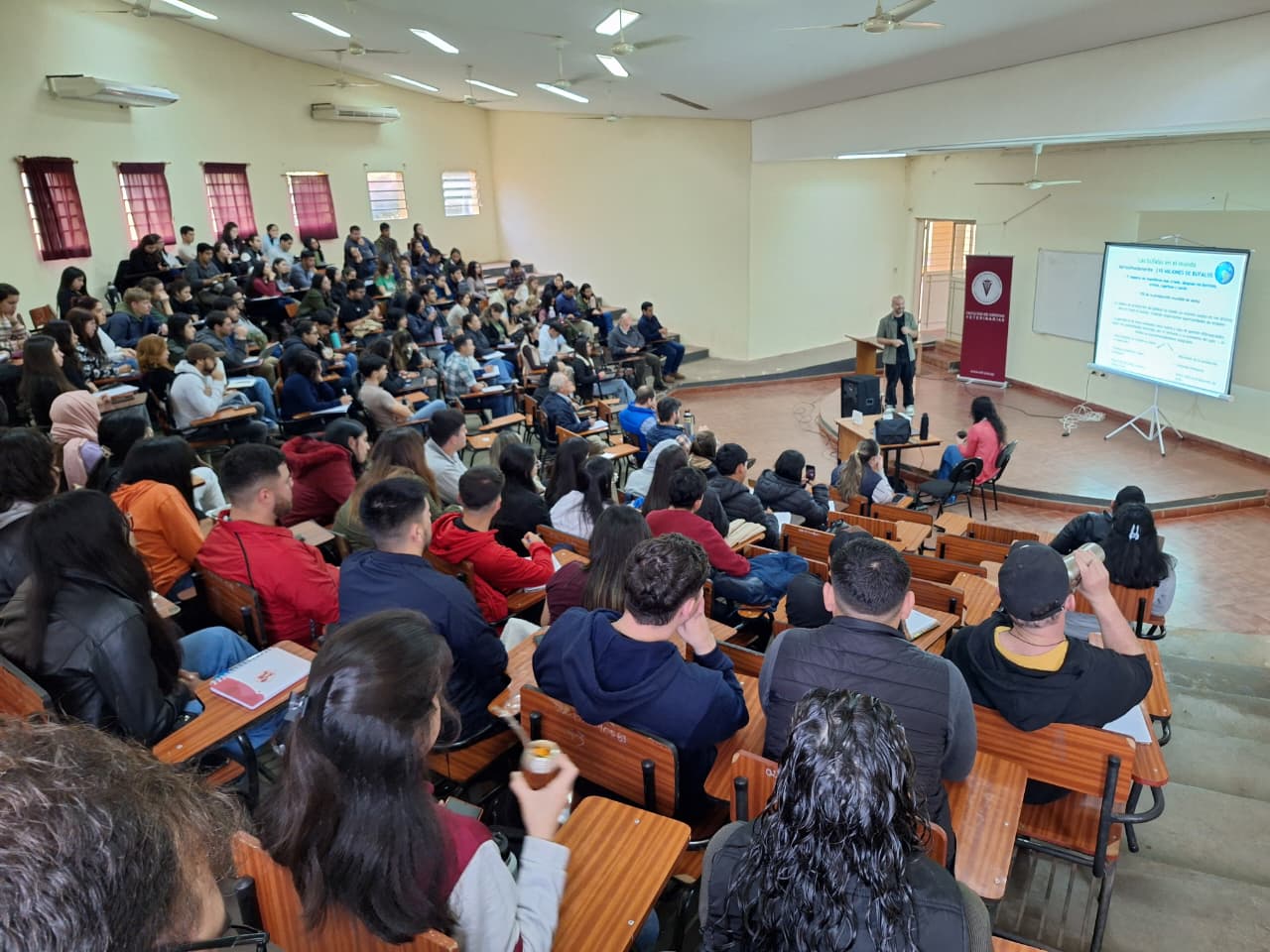 LA FCV UNA ORGANIZA CONFERENCIA INTERNACIONAL SOBRE PRODUCCIÓN Y REPRODUCCIÓN DE BÚFALOS