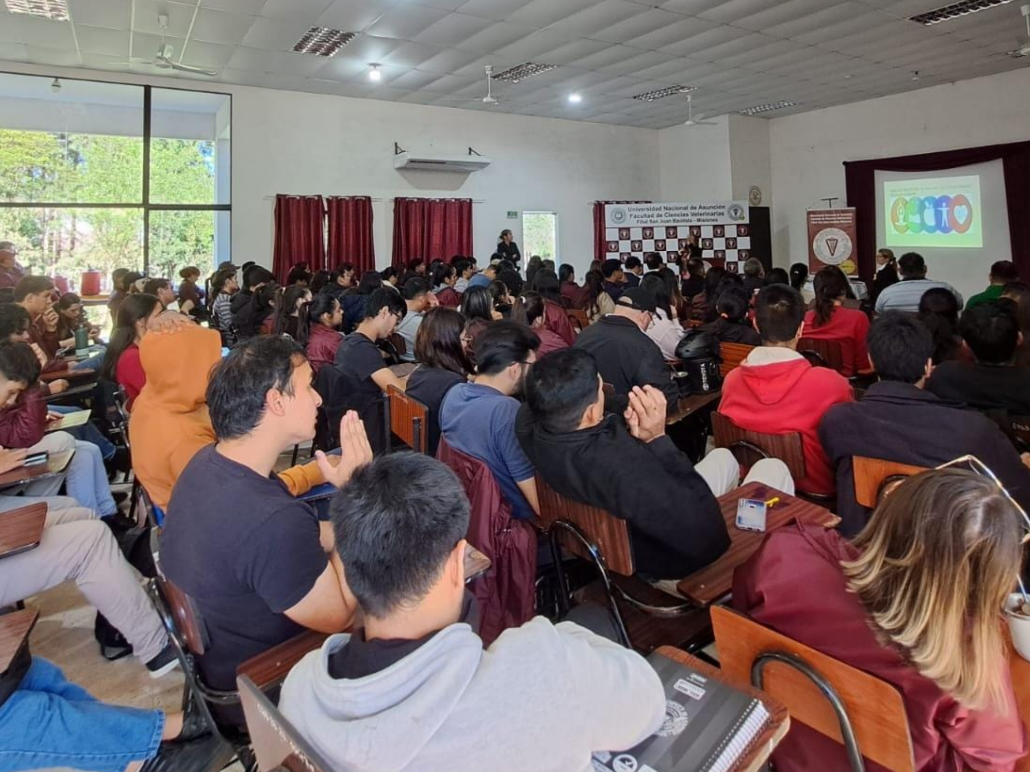 PROFESIONALES DE LA SALUD BRINDAN CONFERENCIA SOBRE PREVENCIÓN Y CUIDADO DE LA SALUD MENTAL EN LA FCV-UNA MISIONES