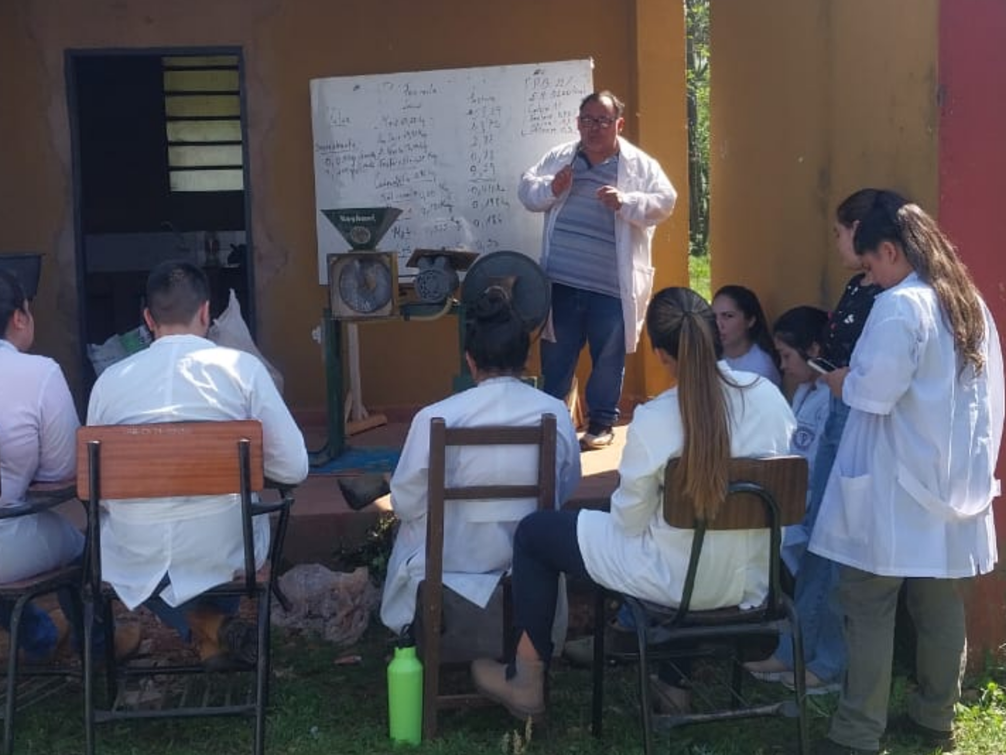 ESTUDIANTES DE LA FCV UNA REALIZAN PRÁCTICA INTER-CÁTEDRA SOBRE FORMULACIÓN DE ALIMENTOS BALANCEADOS PARA AVES