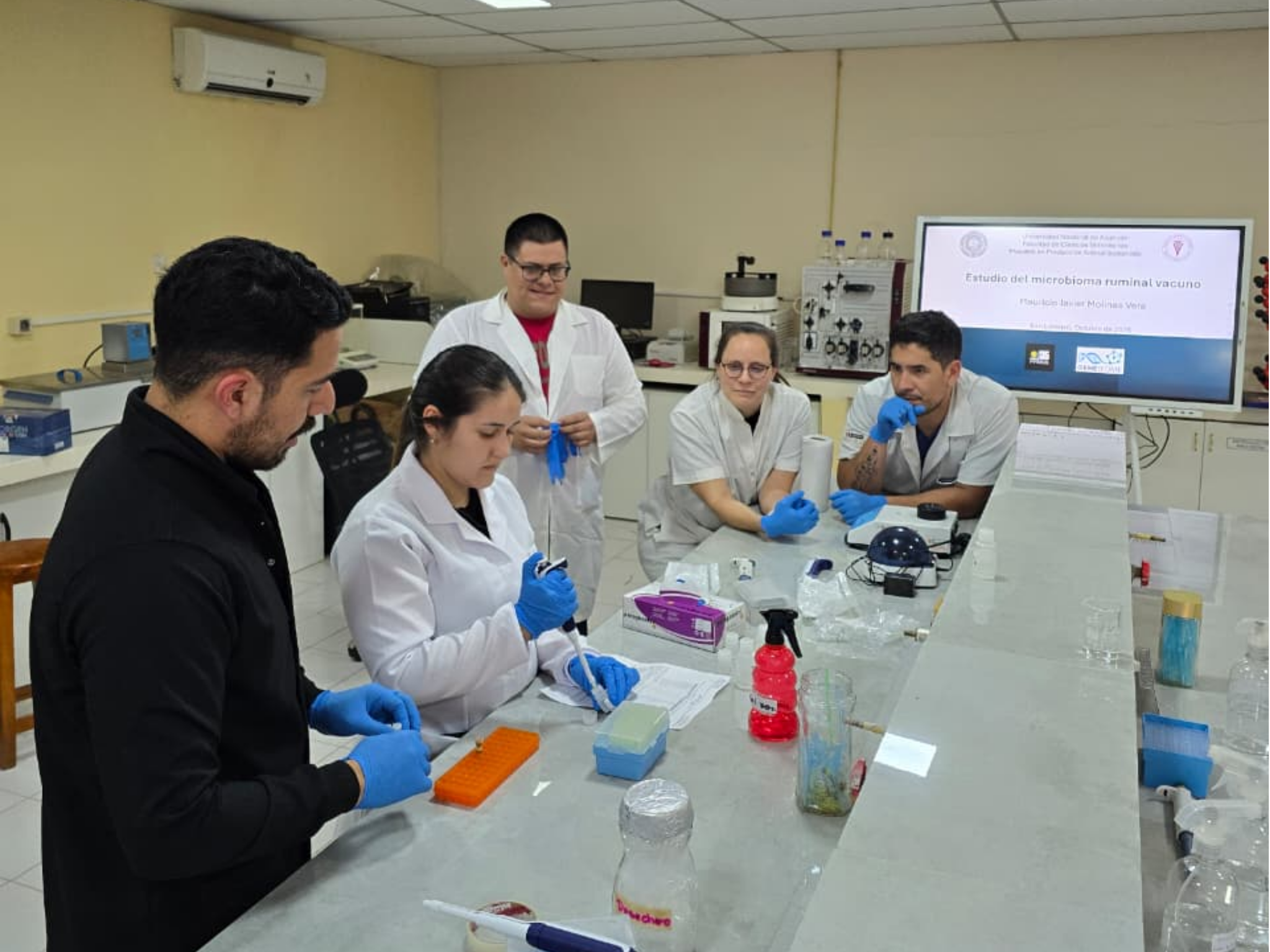 ESTUDIANTES DE MAESTRÍA EN CIENCIAS VETERINARIAS PARTICIPARON DE UNA CLASE PRÁCTICA EN EL LABORATORIO DE LA FACEN