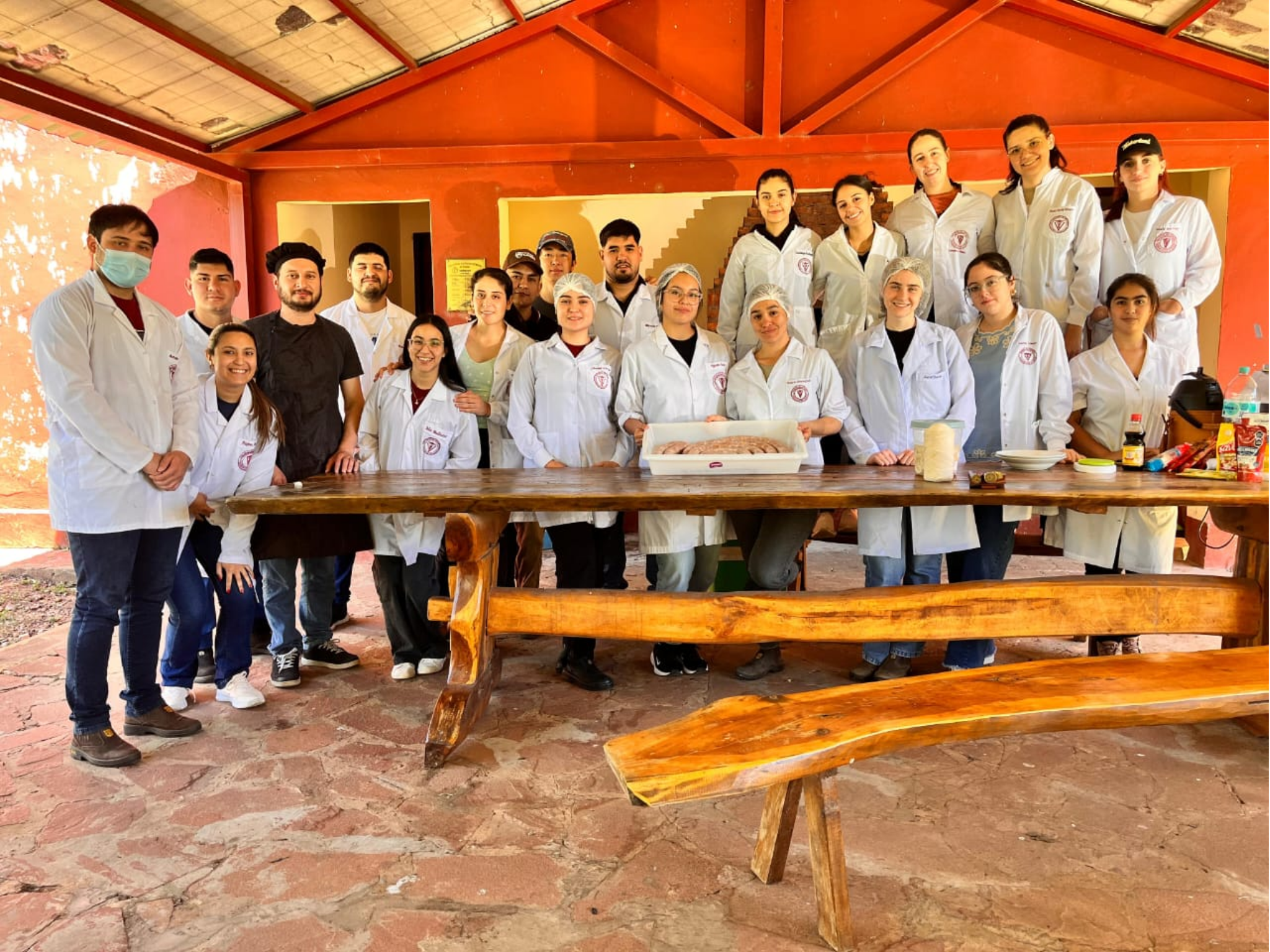 ESTUDIANTES DE LA FCV-UNA MISIONES ELABORAN EMBUTIDOS ARTESANALES COMO PARTE DE SU FORMACIÓN PRÁCTICA