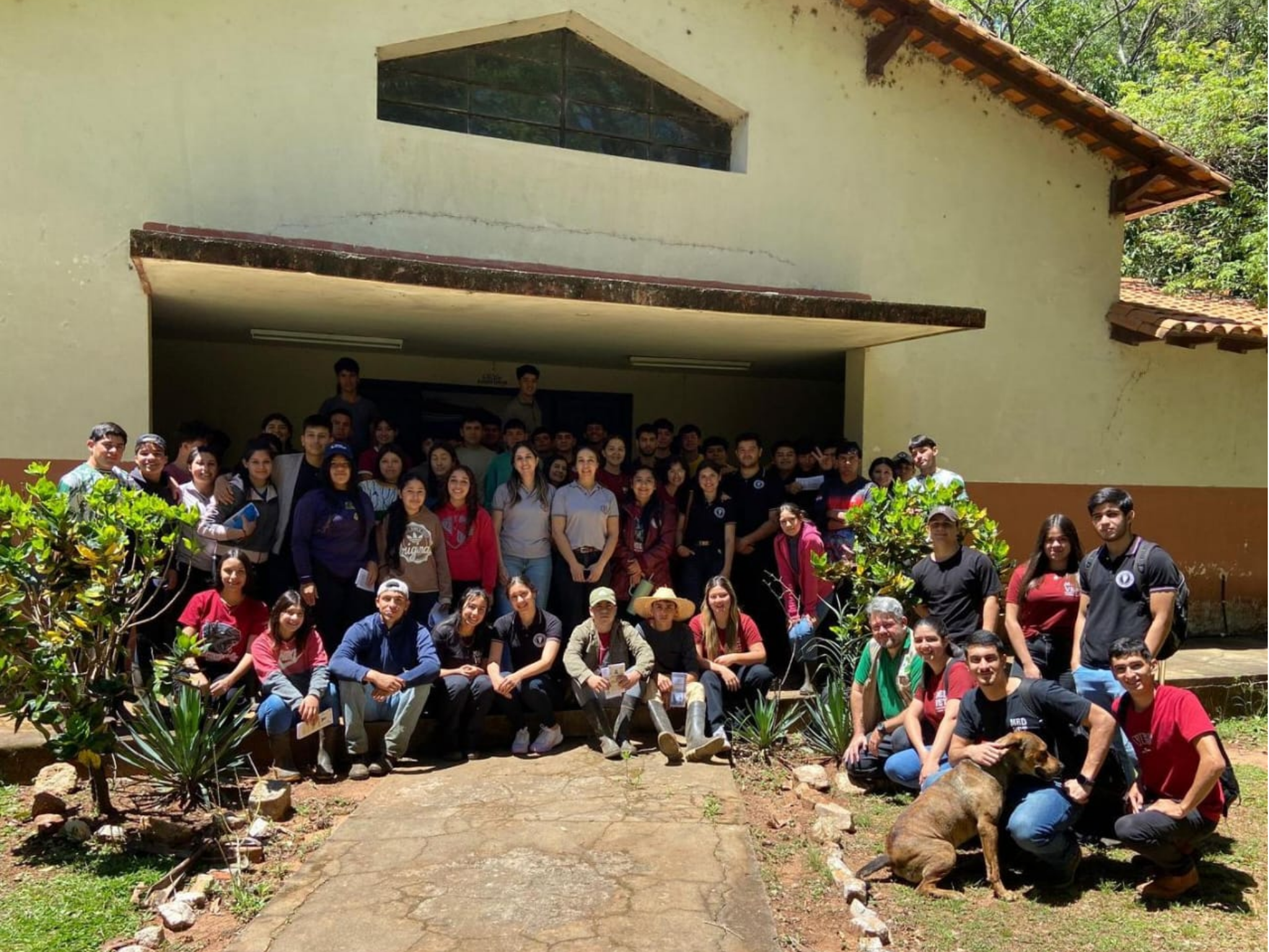 ESTUDIANTES DE LA FCV-UNA MISIONES COMPARTIERON CONOCIMIENTOS SOBRE ZOONOSIS EN ESCUELA AGRÍCOLA SAN JUAN