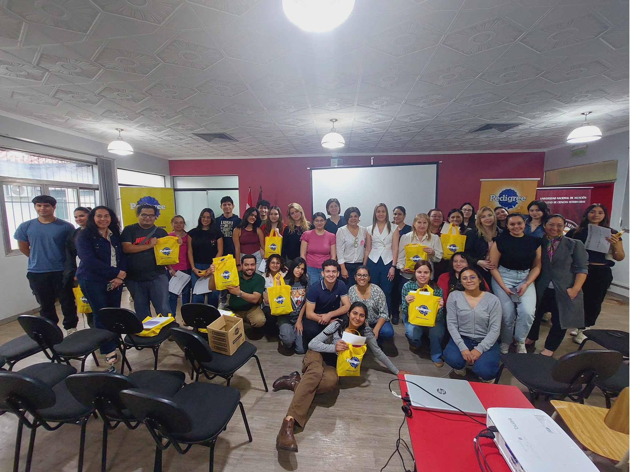 ESTUDIANTES Y PROFESIONALES APRENDEN SOBRE ODONTOLOGÍA VETERINARIA PREVENTIVA EN LA FCV-UNA