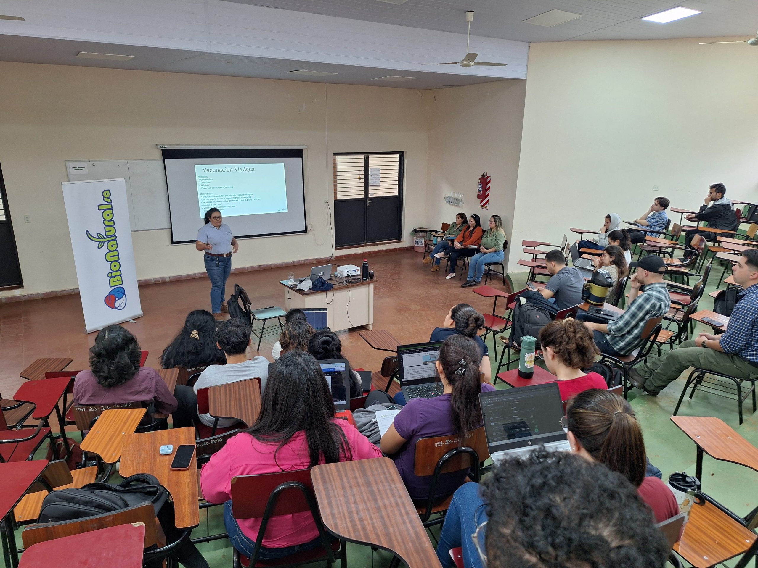CLASE MAGISTRAL SOBRE SANIDAD AVÍCOLA ENRIQUECE LA FORMACIÓN DE ESTUDIANTES DE LA FCV-UNA