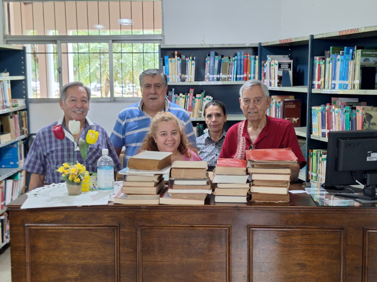 LA BIBLIOTECA DE LA FCV-UNA RECIBE DONACIÓN DE LIBROS
