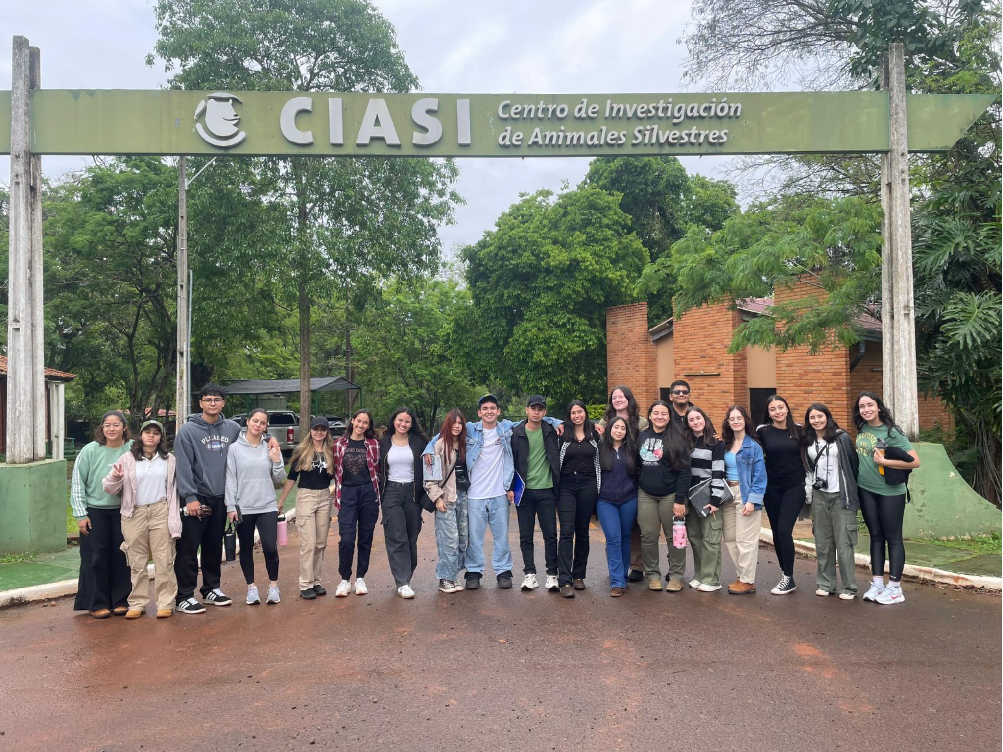 ESTUDIANTES DE LA FCV-UNA VISITAN EL CENTRO DE INVESTIGACIÓN DE ANIMALES SILVESTRES