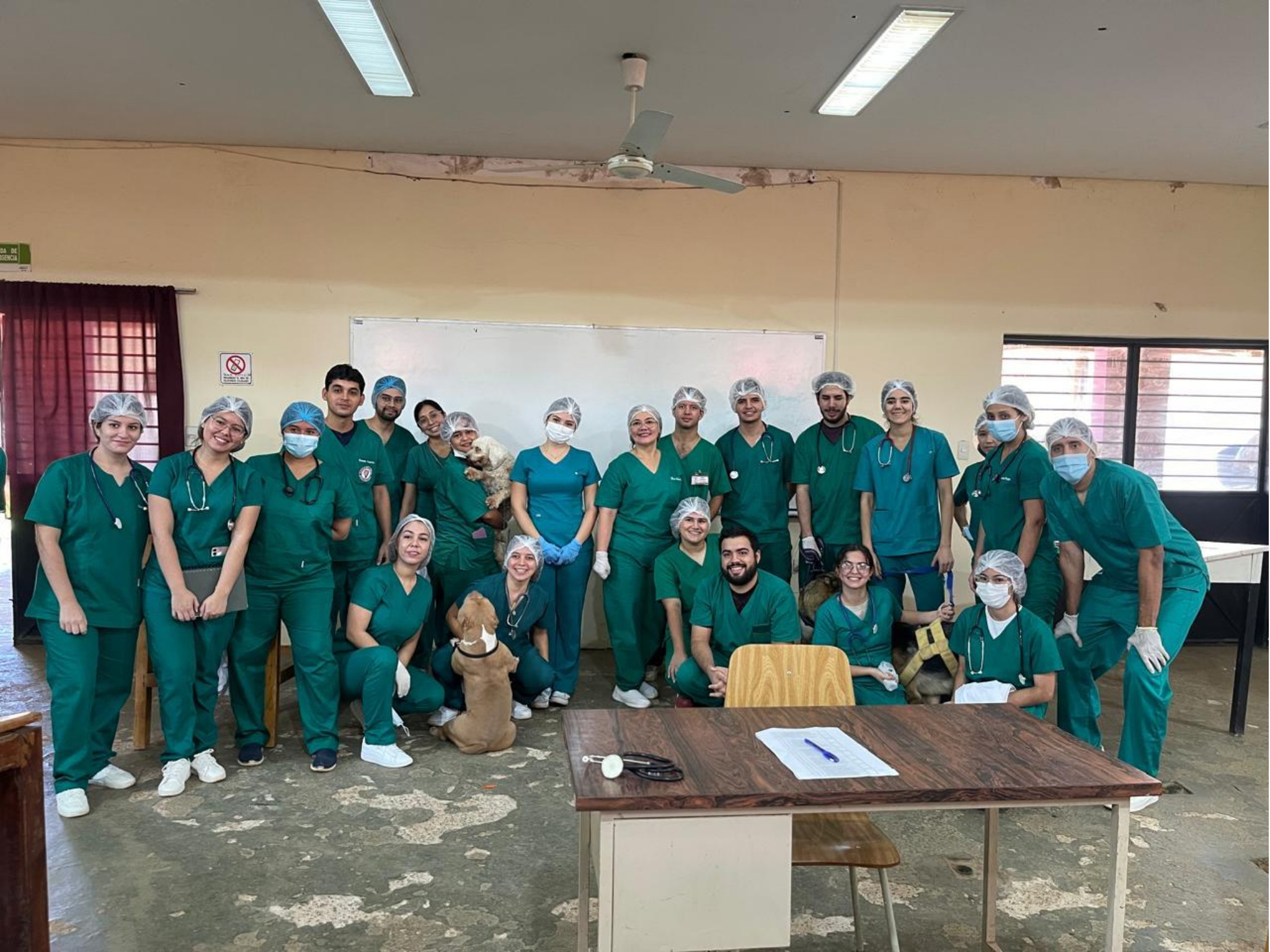 CLASE PRÁCTICA EN CLÍNICA QUIRÚRGICA PERMITE A ESTUDIANTES DE LA FCV UNA APLICAR TÉCNICAS DE SEMIOLOGÍA