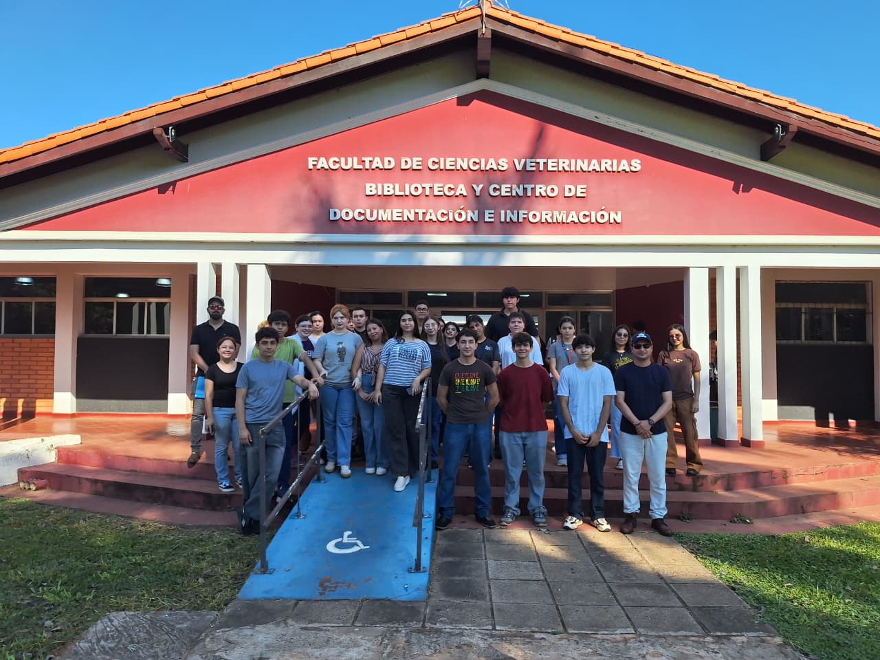 JORNADA DE EXTENSIÓN: ESTUDIANTES DEL PRIMER CURSO REALIZARON RECORRIDO PARA CONOCER LA INFRAESTRUCTURA Y SERVICIOS DE LA FCV UNA