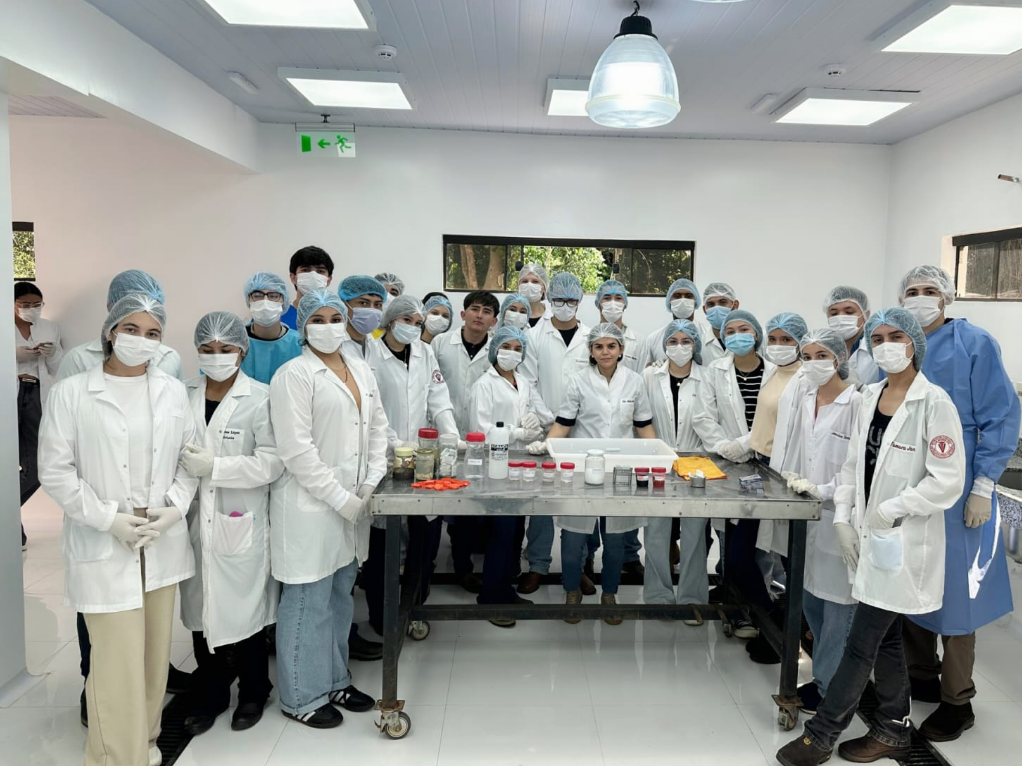 ESTUDIANTES REALIZAN PRÁCTICA DE HISTOLOGÍA EN LA FILIAL SAN ESTANISLAO
