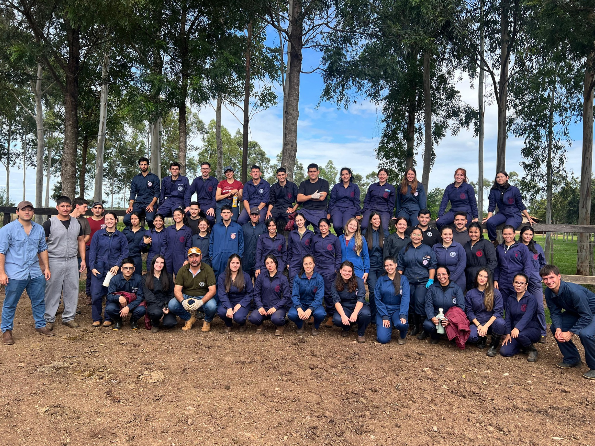 ESTUDIANTES DE LA FCV – MISIONES EVALUARON LA APTITUD REPRODUCTIVA DE TOROS EN JORNADA PRÁCTICA