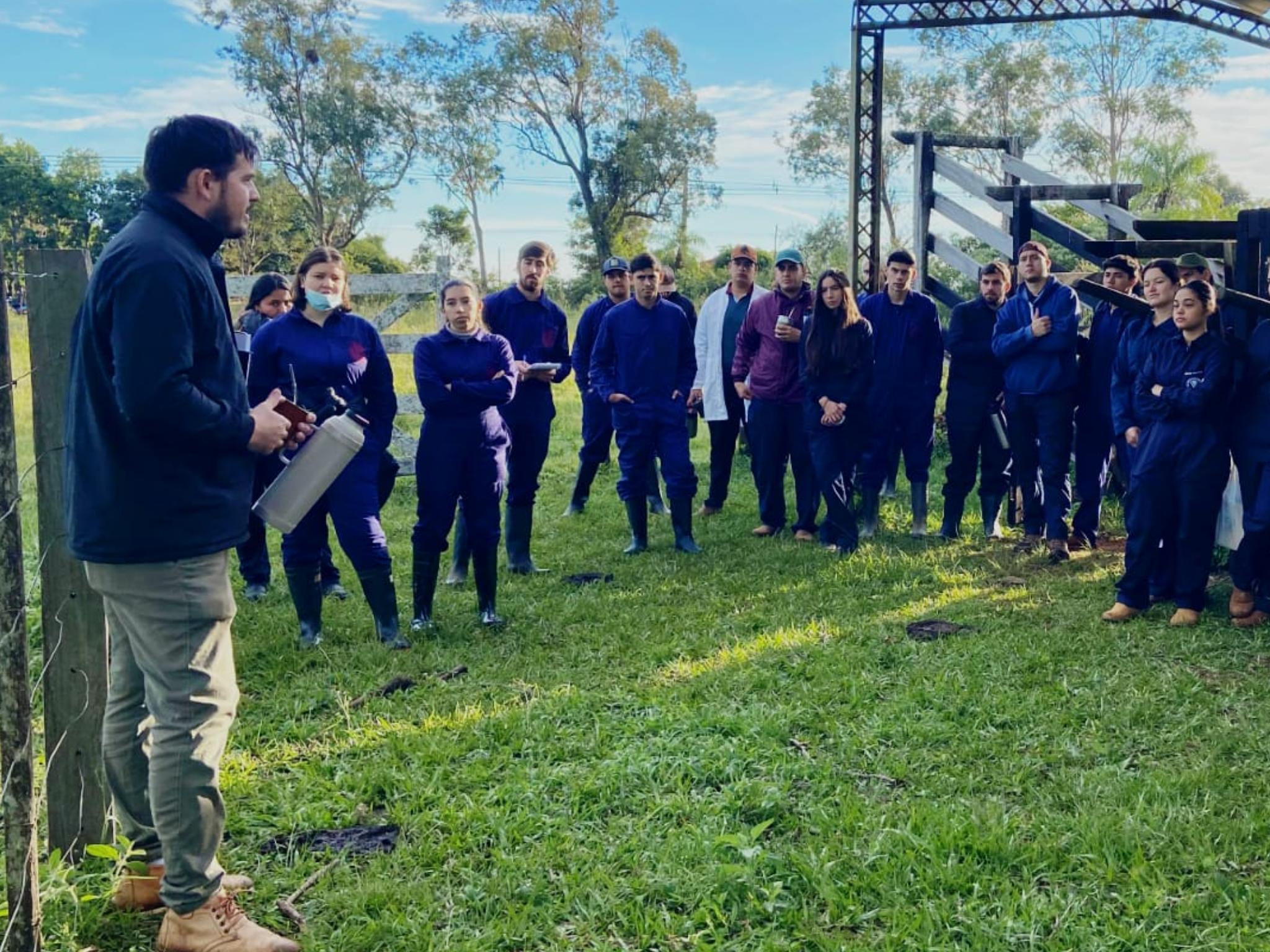 ESTUDIANTES DE LA FCV UNA FILIAL MISIONES REALIZARON CLASE TEÓRICO-PRÁCTICA QUE FORTALECE LA FORMACIÓN EN PARASITOLOGÍA Y PRODUCCIÓN ANIMAL