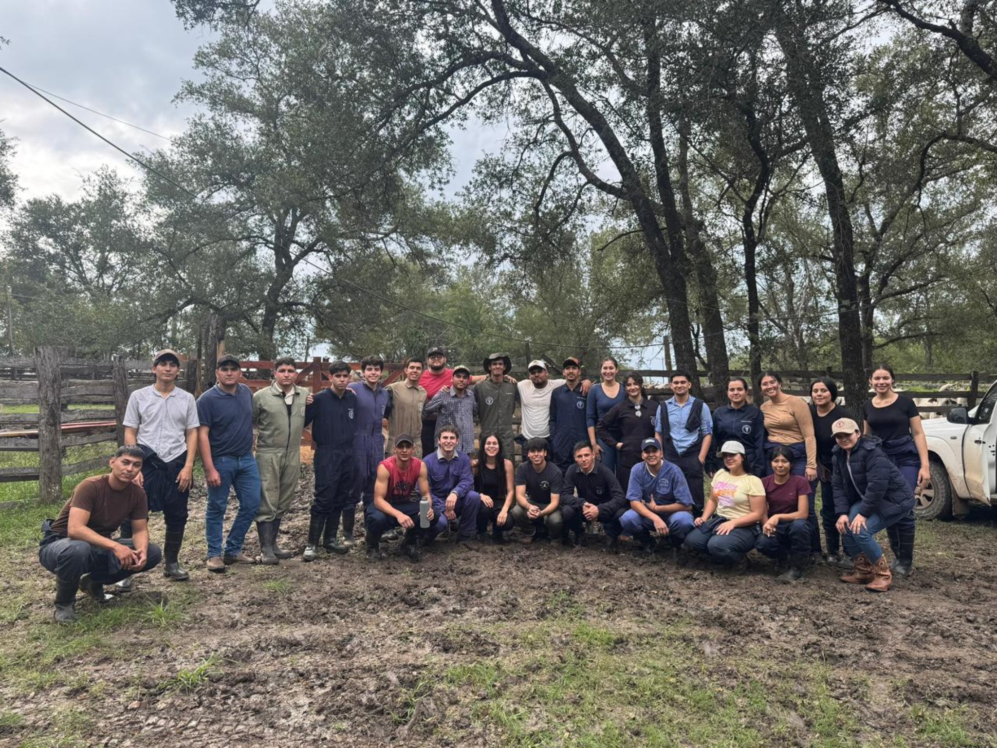 ESTUDIANTES DE LA FCV UNA FILIAL CONCEPCIÓN PARTICIPARON DE CAPACITACIÓN PRÁCTICA EN GINECOLOGÍA BOVINA