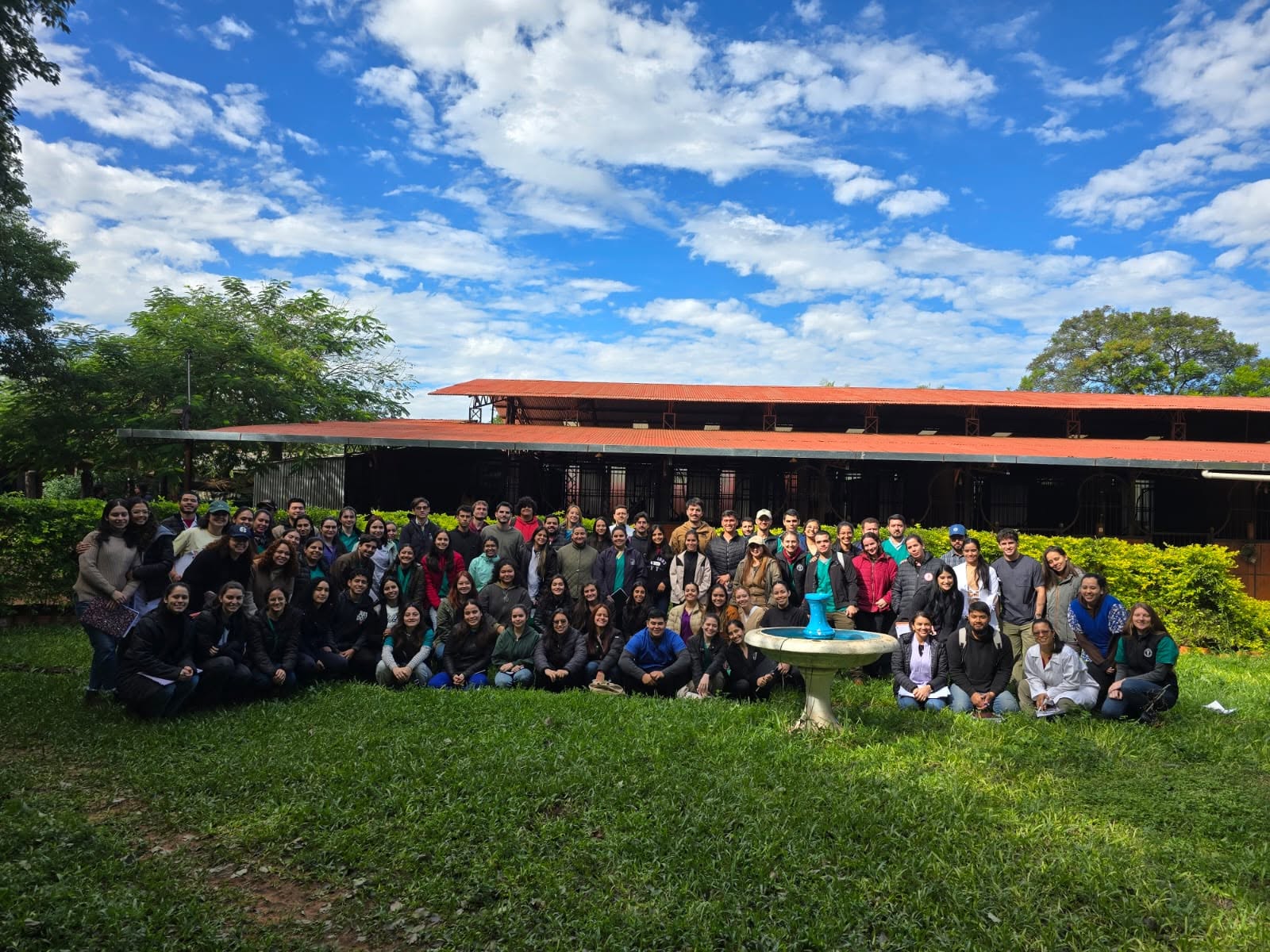 ESTUDIANTES DE LA FCV UNA REALIZARON SALIDA DE CAMPO A HARAS CASTANHOLAS EN LUQUE