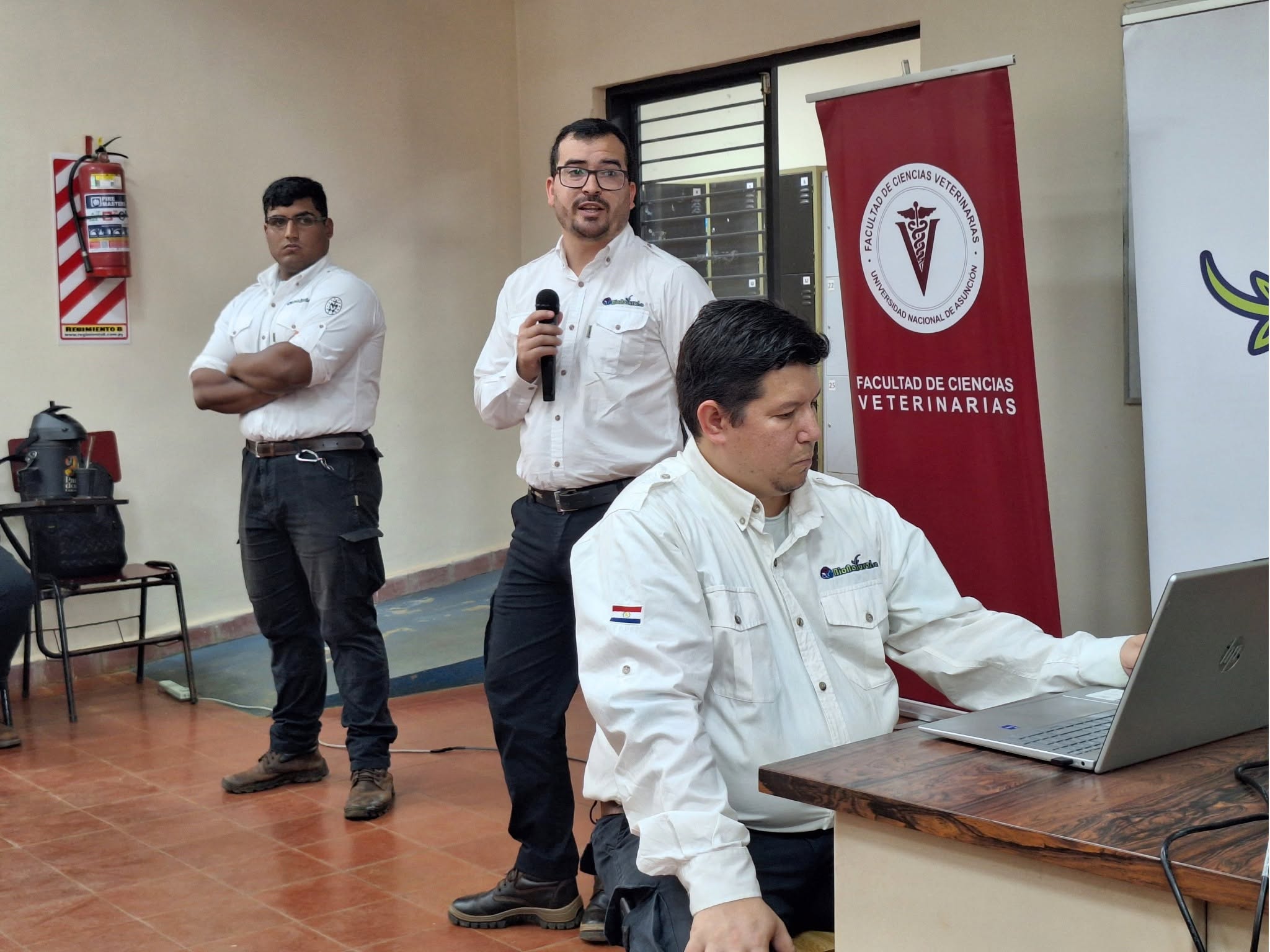 ESTUDIANTES DE LA FCV UNA PARTICIPARON DE CLASE TEÓRICO-PRÁCTICA SOBRE CONSTRUCCIONES Y EQUIPAMIENTOS AVÍCOLAS