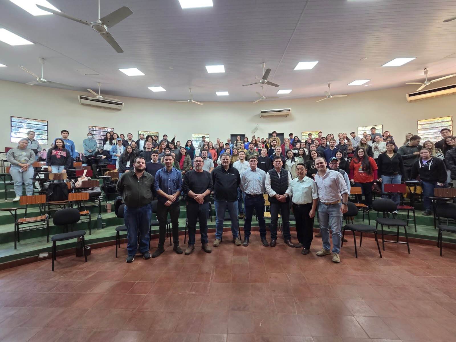 FCV UNA PROMUEVE LA INNOVACIÓN EN LA NUTRICIÓN Y ALIMENTACIÓN ANIMAL MEDIANTE CHARLA TÉCNICA.