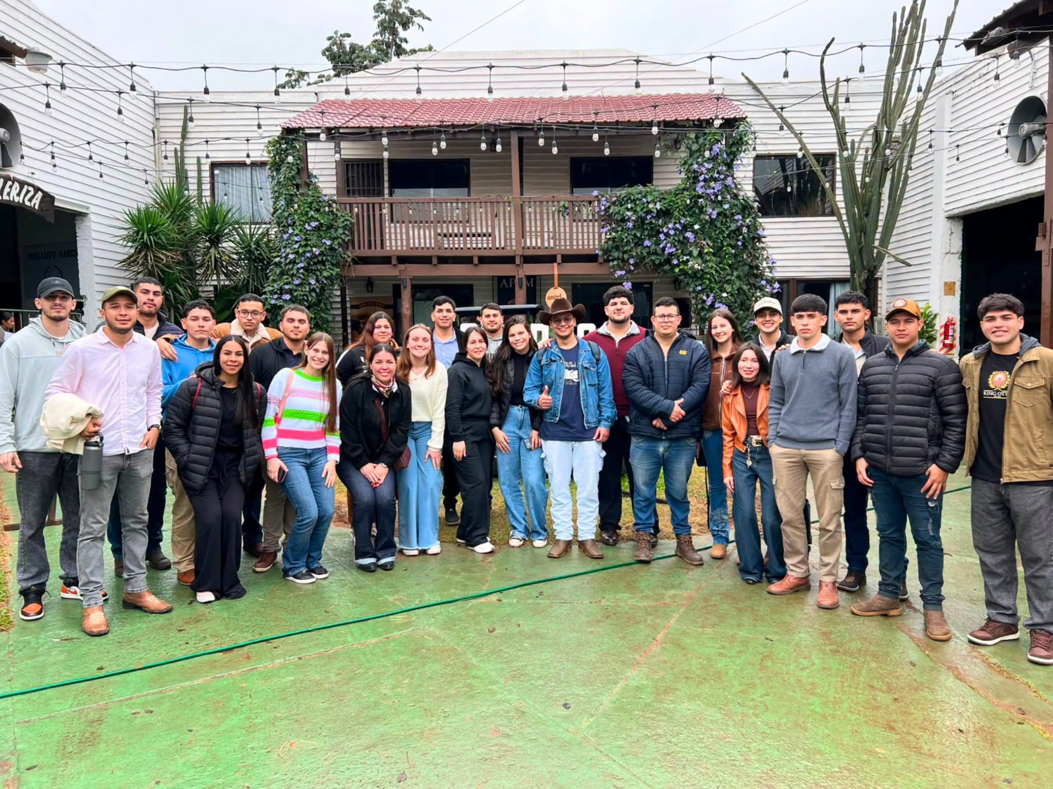 ESTUDIANTES DE LA FCV UNA FILIAL CAAZAPÁ PARTICIPARON DE UNA JORNADA TÉCNICA SOBRE RAZAS BOVINAS EN LA EXPO DE MARIANO ROQUE ALONSO