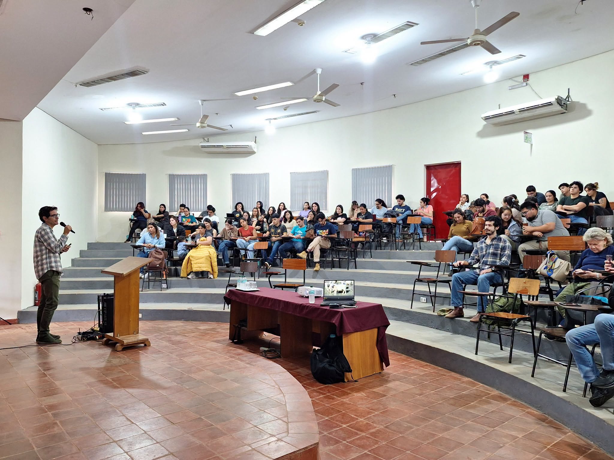 ESTUDIANTES DE VETERINARIA PARTICIPARON EN UNA CHARLA SOBRE INNOVACIÓN Y DIVERSIFICACIÓN DE LA INDUSTRIA LÁCTEA