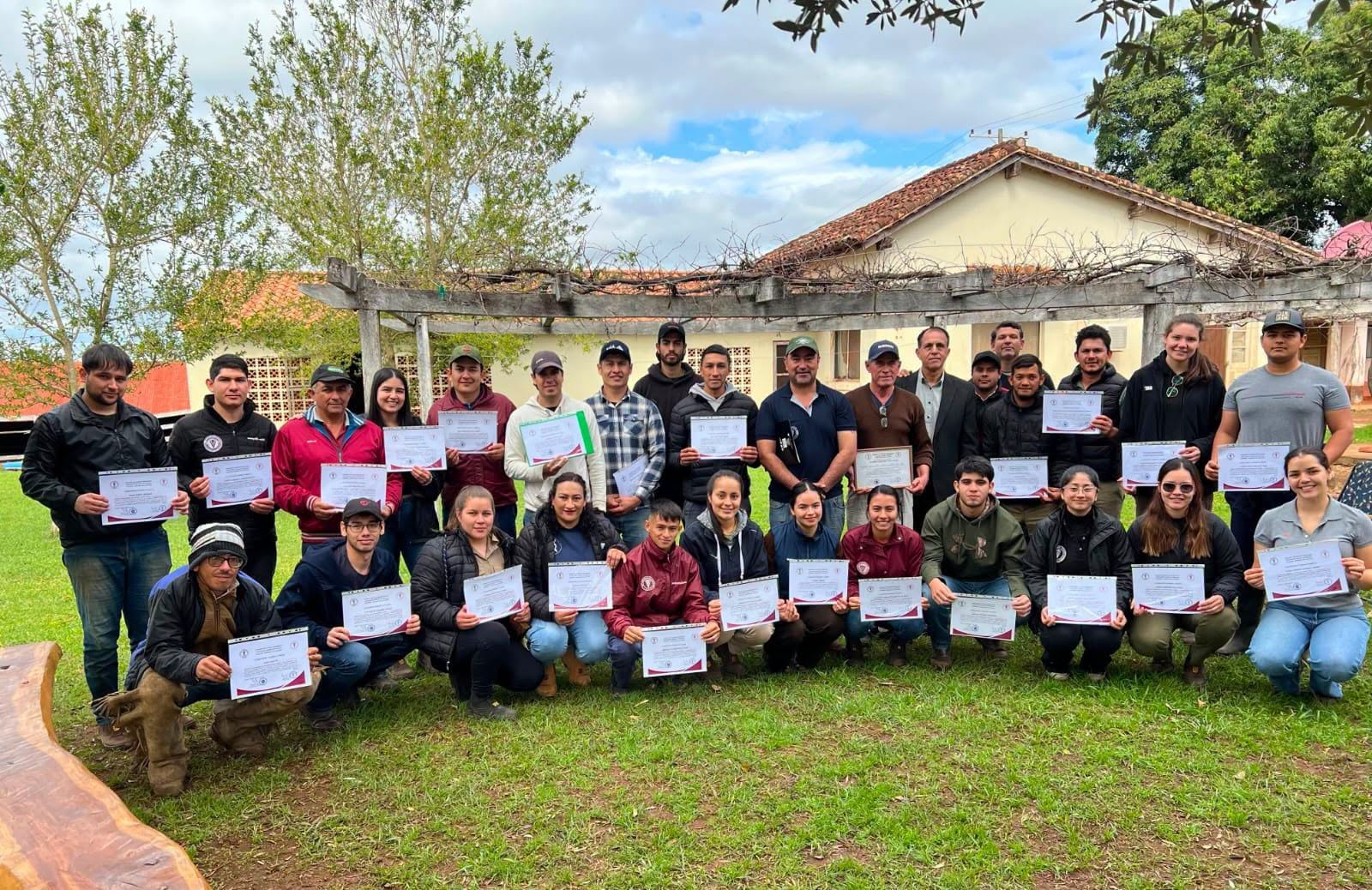 CURSO DE INSEMINACIÓN ARTIFICIAL EN BOVINOS FORTALECE LA FORMACIÓN DE ESTUDIANTES Y PRODUCTORES EN LA FILIAL SAN JUAN BAUTISTA, MISIONES