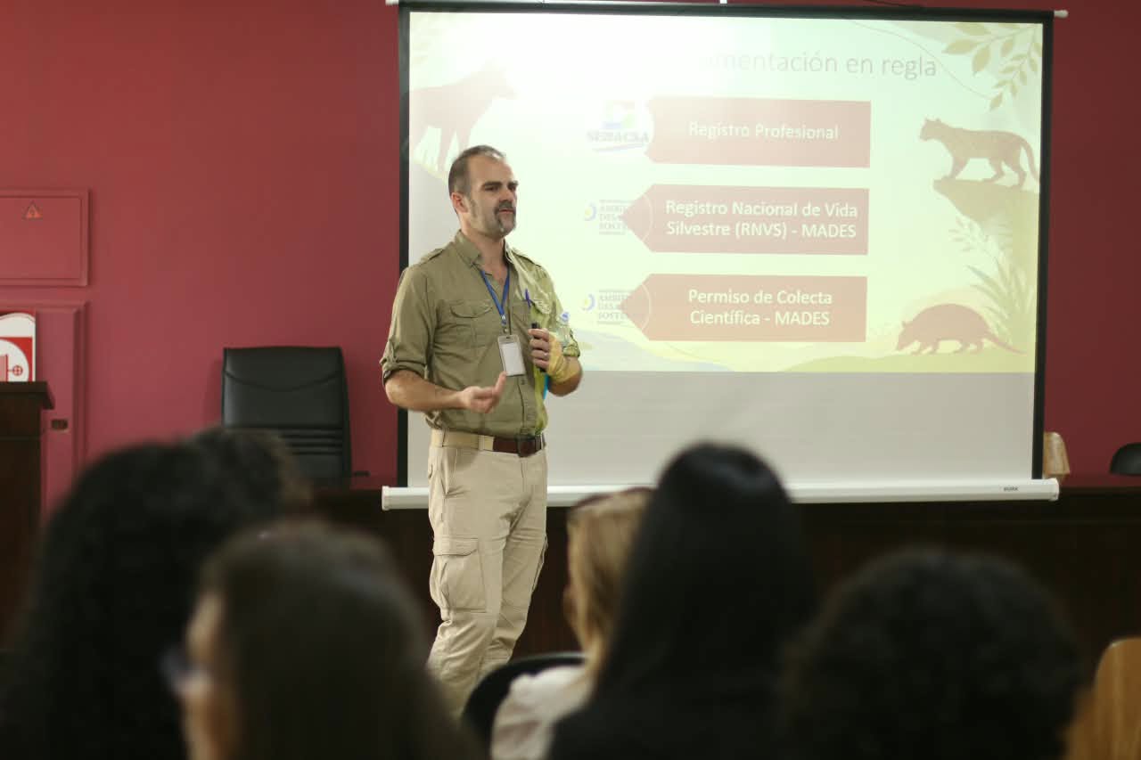 FCV-UNA REUNIÓ A PROFESIONALES Y ESTUDIANTES PARA ABORDAR CASOS CLÍNICOS Y EXPERIENCIAS EN MEDICINA DE ESPECIES SILVESTRES Y EXÓTICAS