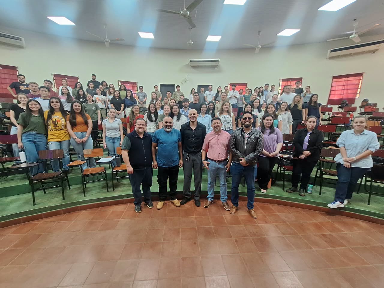 TRAS CULMINAR UNA MAESTRÍA EN ESPAÑA, DOCENTE DE LA FCV UNA DICTÓ CLASE SOBRE GENÉTICA APLICADA A LA CUNICULTURA