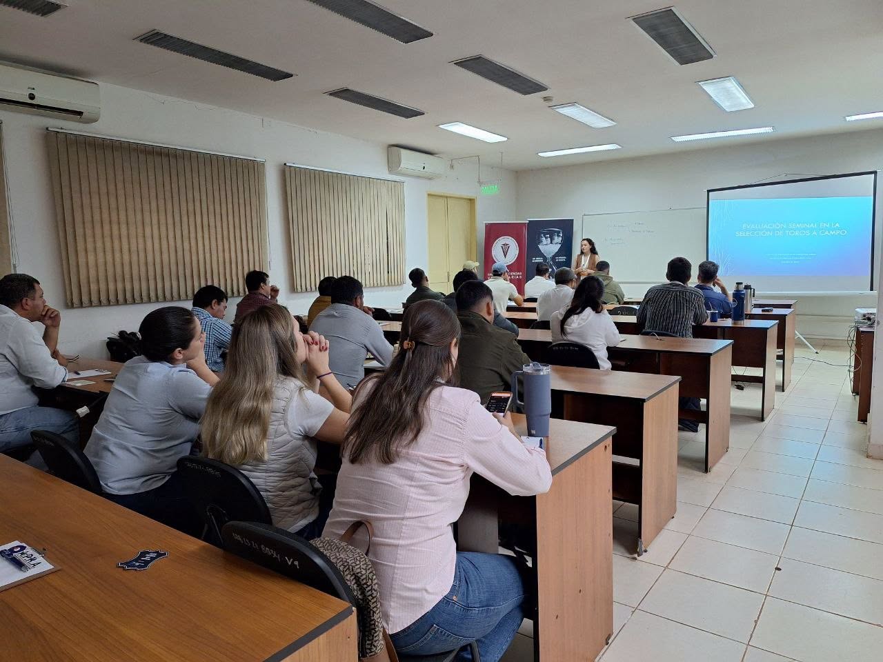 LA FCV-UNA Y APRA CAPACITARON A PROFESIONALES Y ESTUDIANTES EN EVALUACIÓN DE CALIDAD SEMINAL