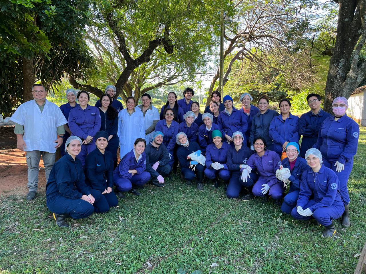 ESTUDIANTES DEL 5.º CURSO REALIZARON PRÁCTICA DE TOMA Y ENVÍO DE MUESTRAS EN AVICULTURA