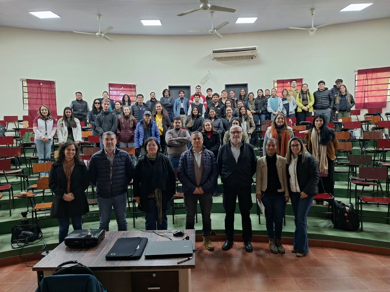 ESTUDIANTES DE LA FCV-UNA PARTICIPARON DE UNA CHARLA SOBRE LA IMPORTANCIA DE LA MATERIA ORGÁNICA DEL SUELO