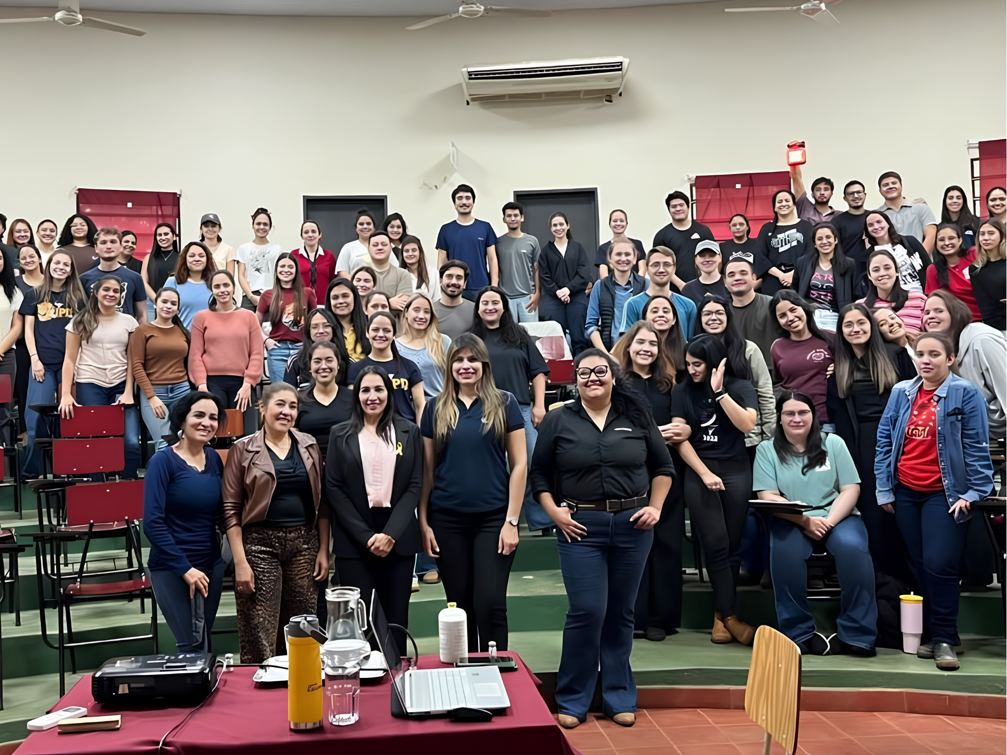 ESTUDIANTES DE LA FCV UNA PARTICIPARON DE CLASE SOBRE BIOSEGURIDAD E INMUNIZACIÓN EN LA PRODUCCIÓN AVÍCOLA