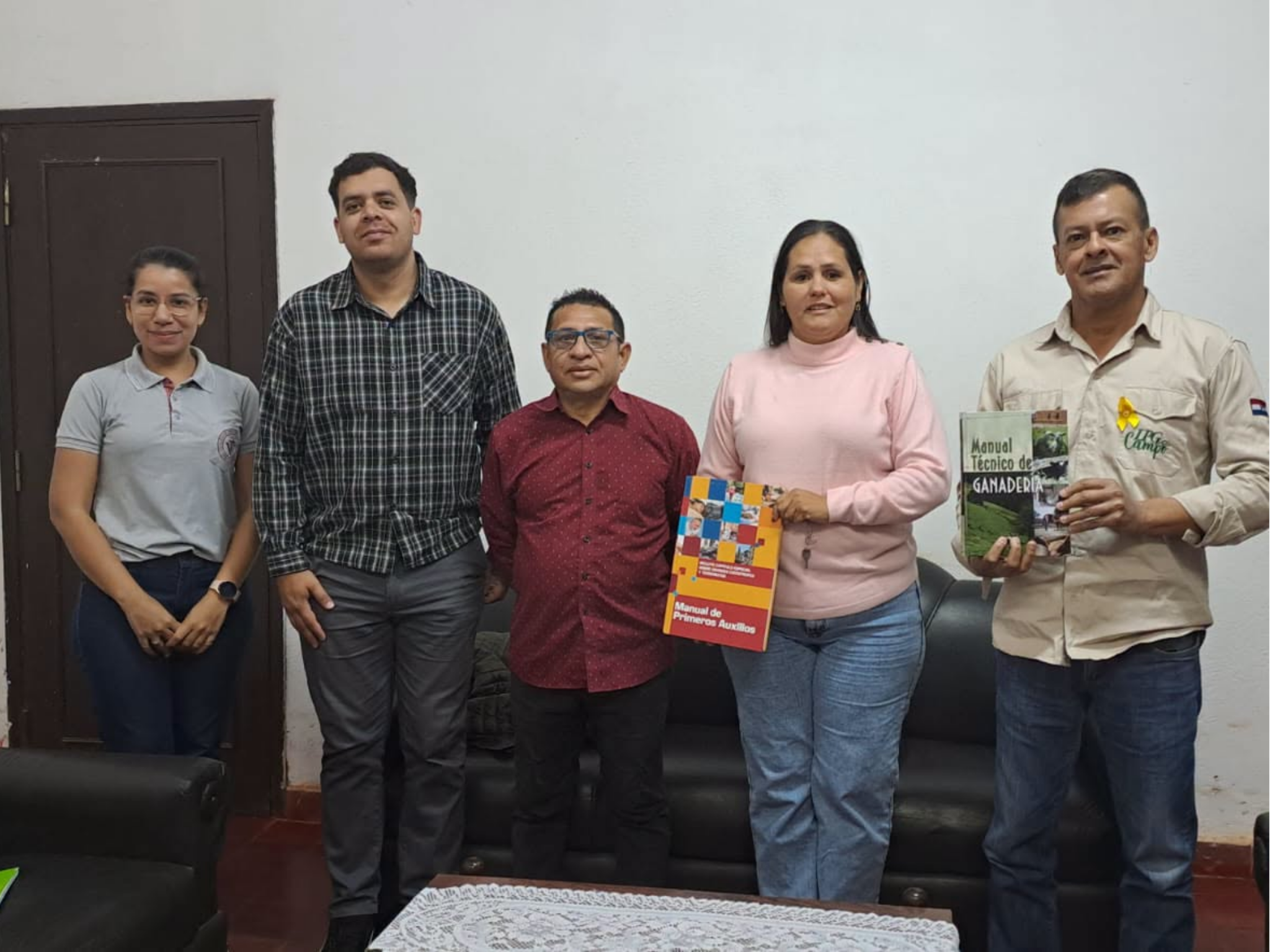 EDITORIAL ADIESTRA DONA LIBROS A LA BIBLIOTECA DE LA FCV-UNA, FILIAL CONCEPCIÓN