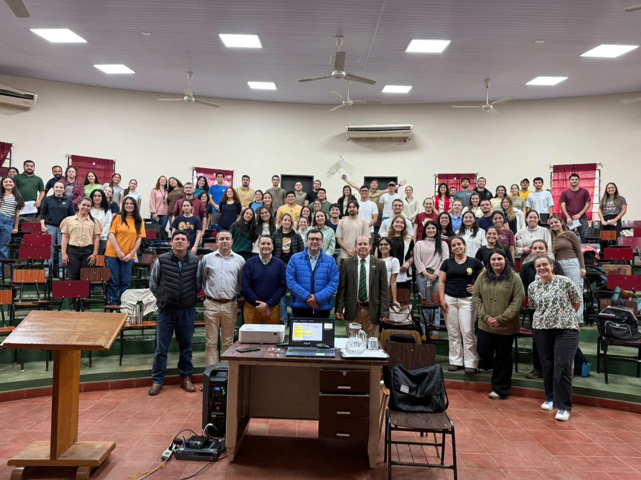 ESTUDIANTES DE LA FCV-UNA PARTICIPARON EN CHARLA SOBRE REALIDAD GANADERA Y PLANES DE NEGOCIO