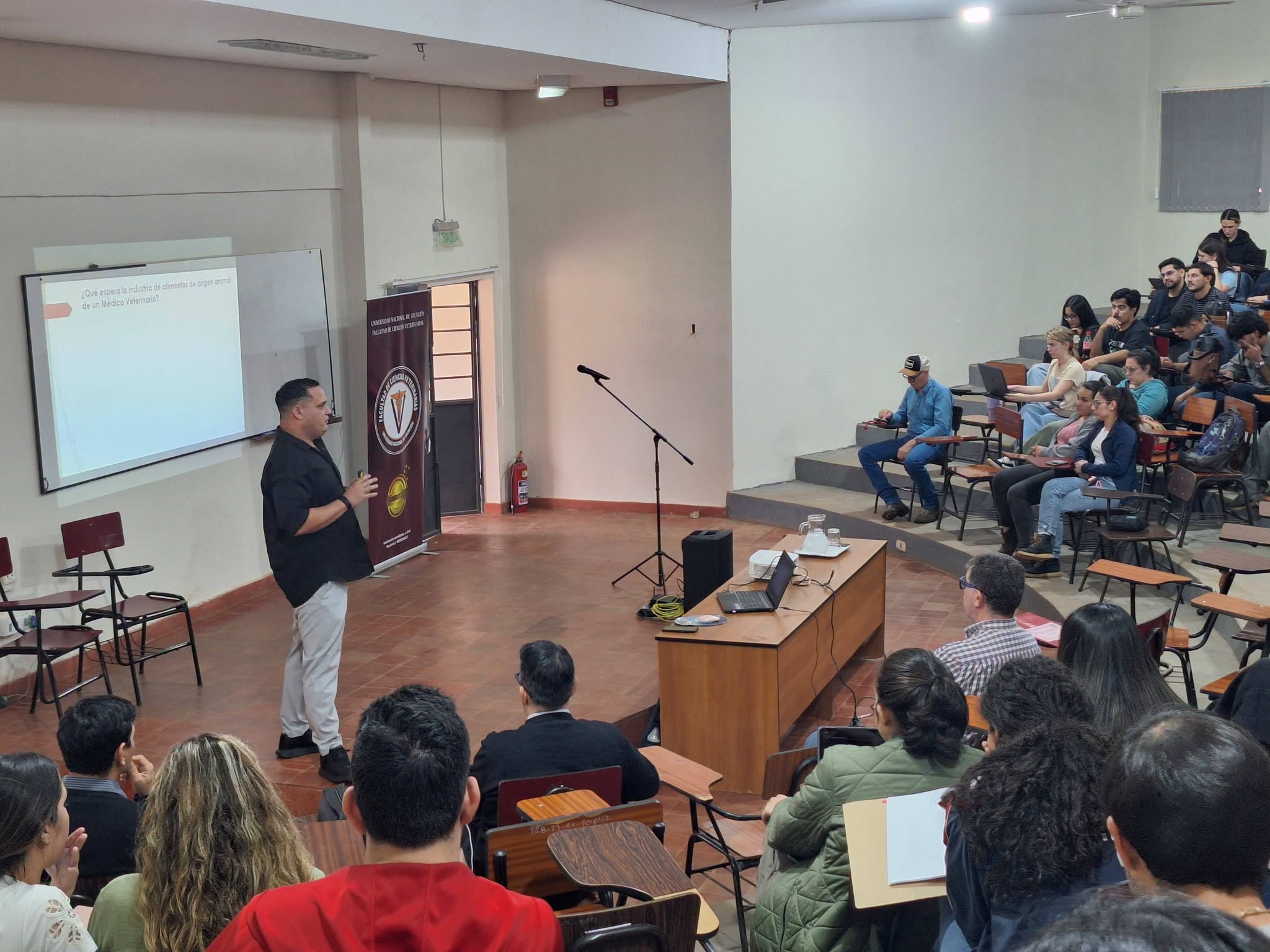 ESTUDIANTES DE LA FCV-UNA PARTICIPAN DE CHARLA SOBRE CALIDAD Y MICROBIOLOGÍA PREDICTIVA