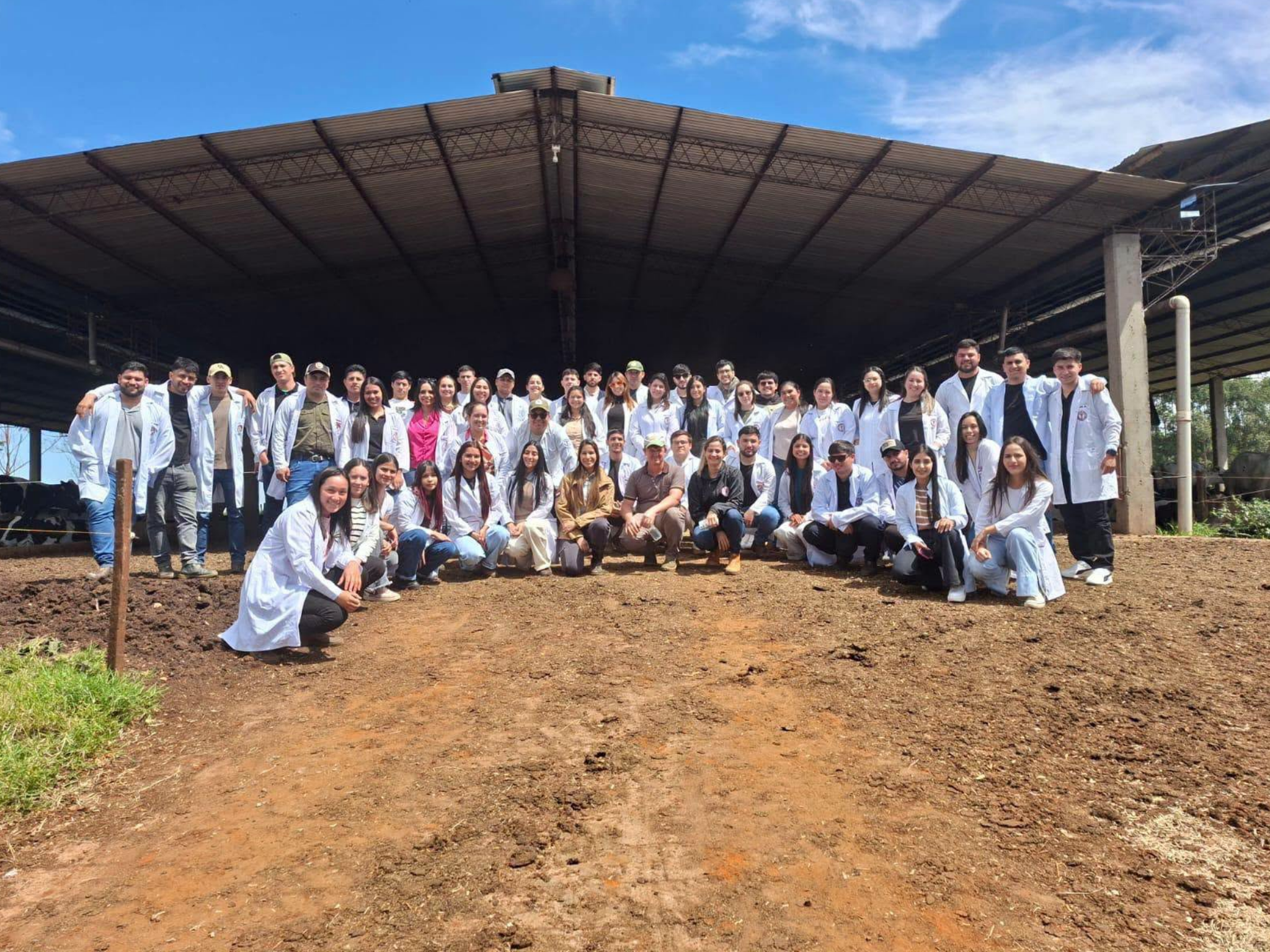 ESTUDIANTES DE LA FCV-UNA FILIAL CAAZAPÁ REALIZAN VISITA ACADÉMICA AL SECTOR LÁCTEO
