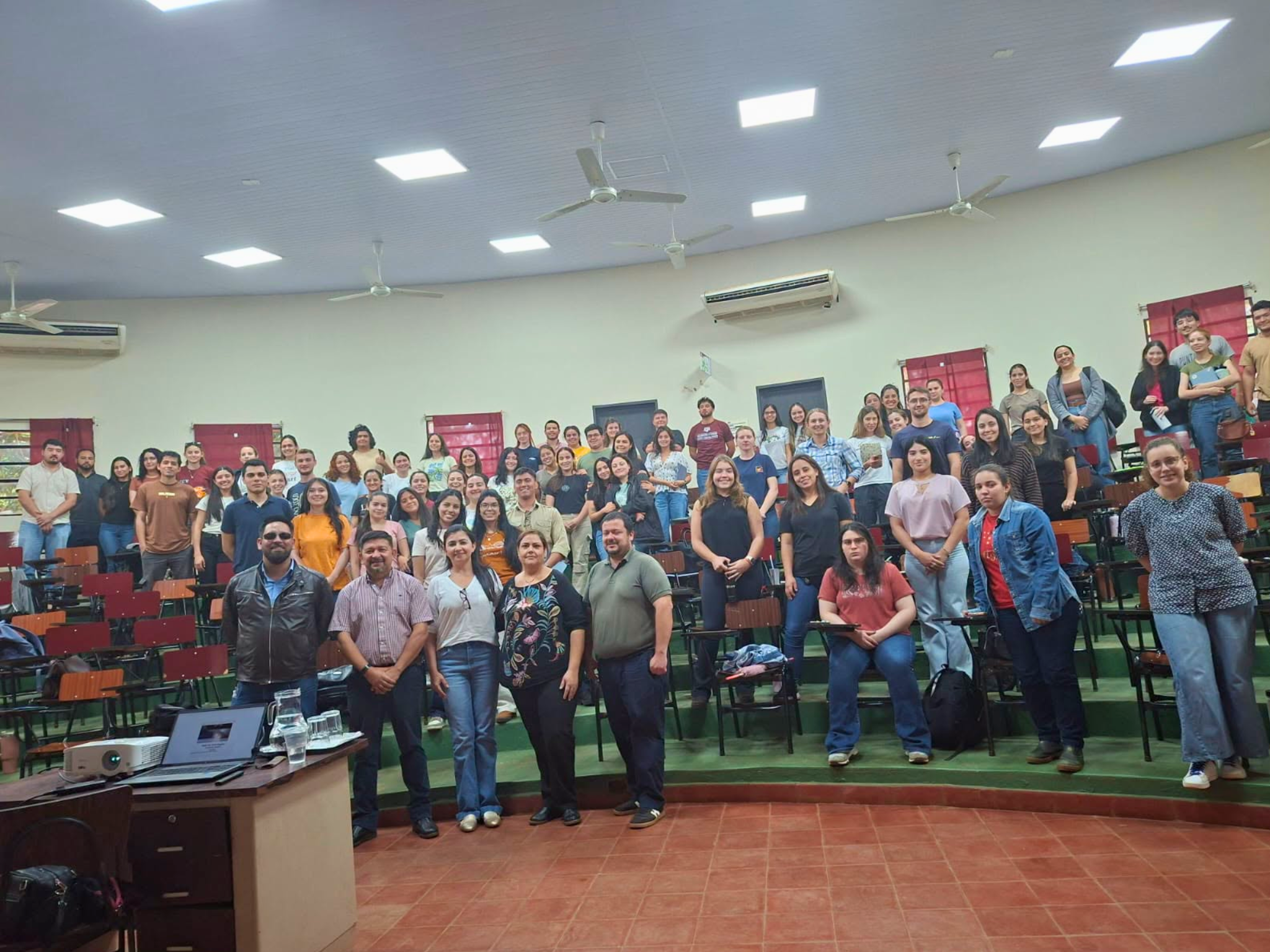 ESTUDIANTES DE LA FCV-UNA PARTICIPARON EN UNA CLASE MAGISTRAL SOBRE BIOSEGURIDAD Y REGISTRO SANITARIO EN CUNICULTURA