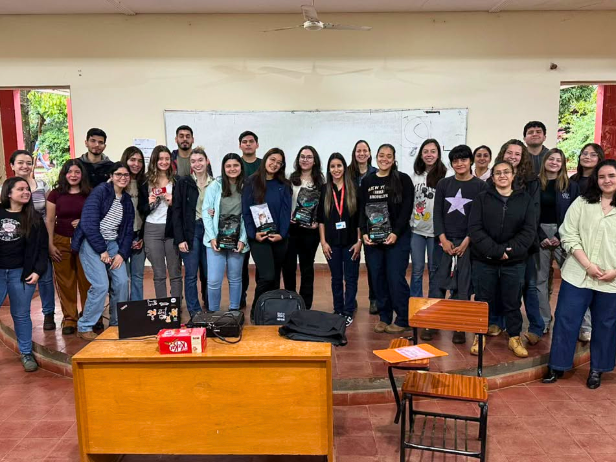ESTUDIANTES DE LA FCV-UNA PARTICIPAN EN CHARLA SOBRE NUTRICIÓN APLICADA A ANIMALES DE COMPAÑÍA
